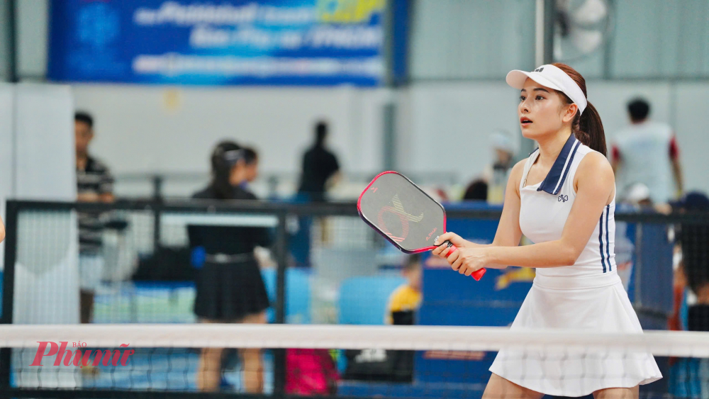 Bà xã Dương Khắc Linh, Han Sara rạng rỡ xuất hiện cùng chồng ở nội dung Đôi vợ chồng dưới 45 tuổi.