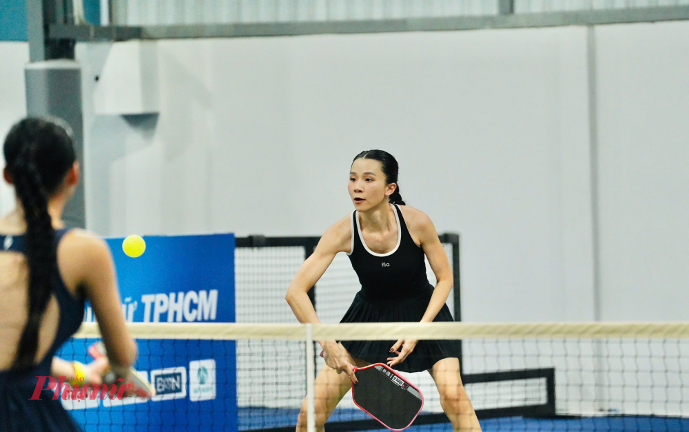 Nhiều vận động viên chia sẻ, họ tham gia giải không chỉ để rèn luyện sức khỏe, giao lưu mà còn để học hỏi, kết nối và chia sẻ kinh nghiệm cùng những người chung đam mê. Họ đánh giá cao tính chuyên nghiệp của Giải Pickleball Báo Phụ Nữ TPHCM khi quy tụ được đông đảo vận động viên đến từ nhiều ngành nghề, vị trí xã hội khác nhau – tất cả đều mang phong thái tự tin, cá tính và tràn đầy năng lượng.