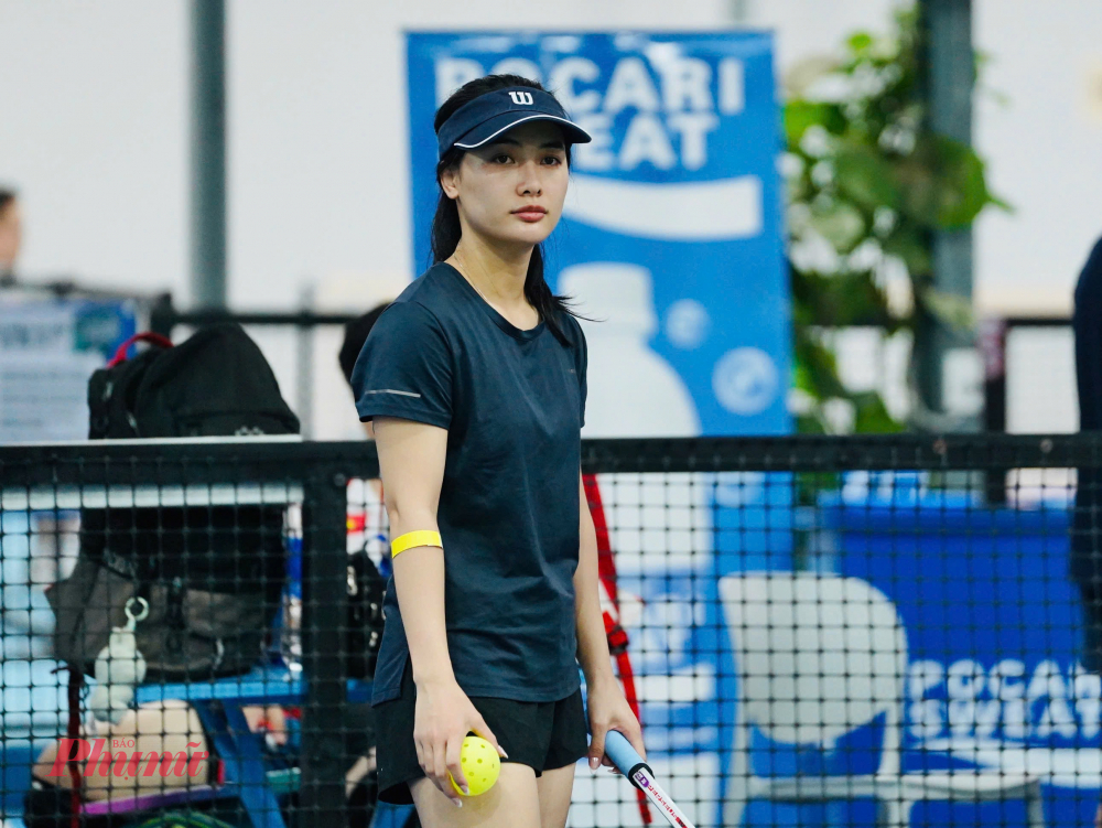 VĐV Lê Thị Duyên (ngụ Bình Trưng, TPHCM) xuất hiện đầy thần thái trên sân, với trang phục đơn giản, nhưng cuốn hút.