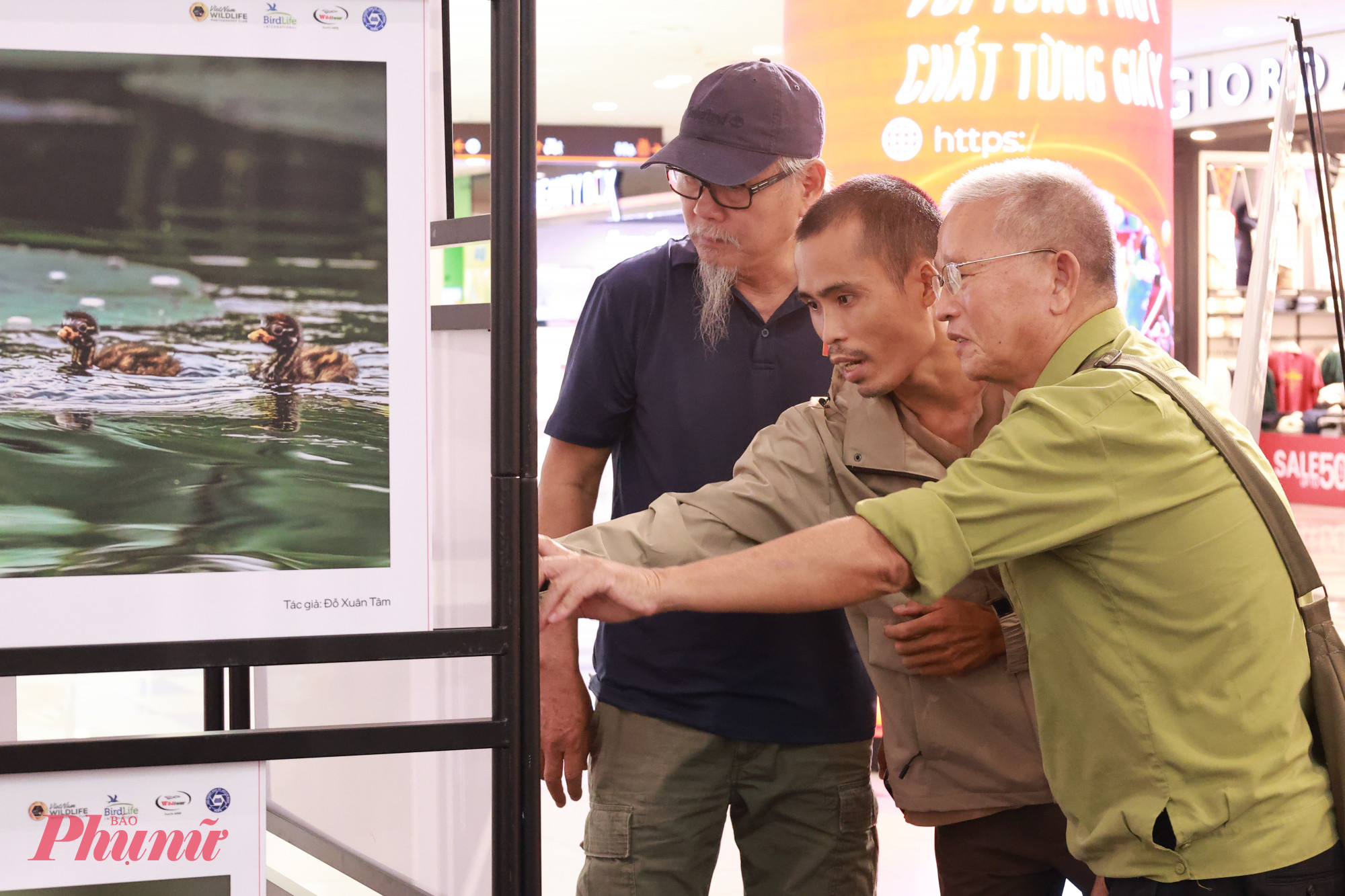 Các khách mời và người thưởng lãm tâm đắc với các tác phẩm tại triển lãm năm nay 