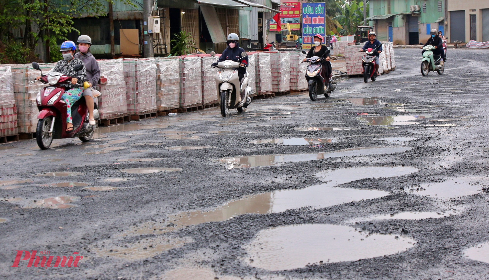 Người dân đi lại bất tiện, chỉ dám chạy chậm bên mép vỉa hè để né ổ gà.