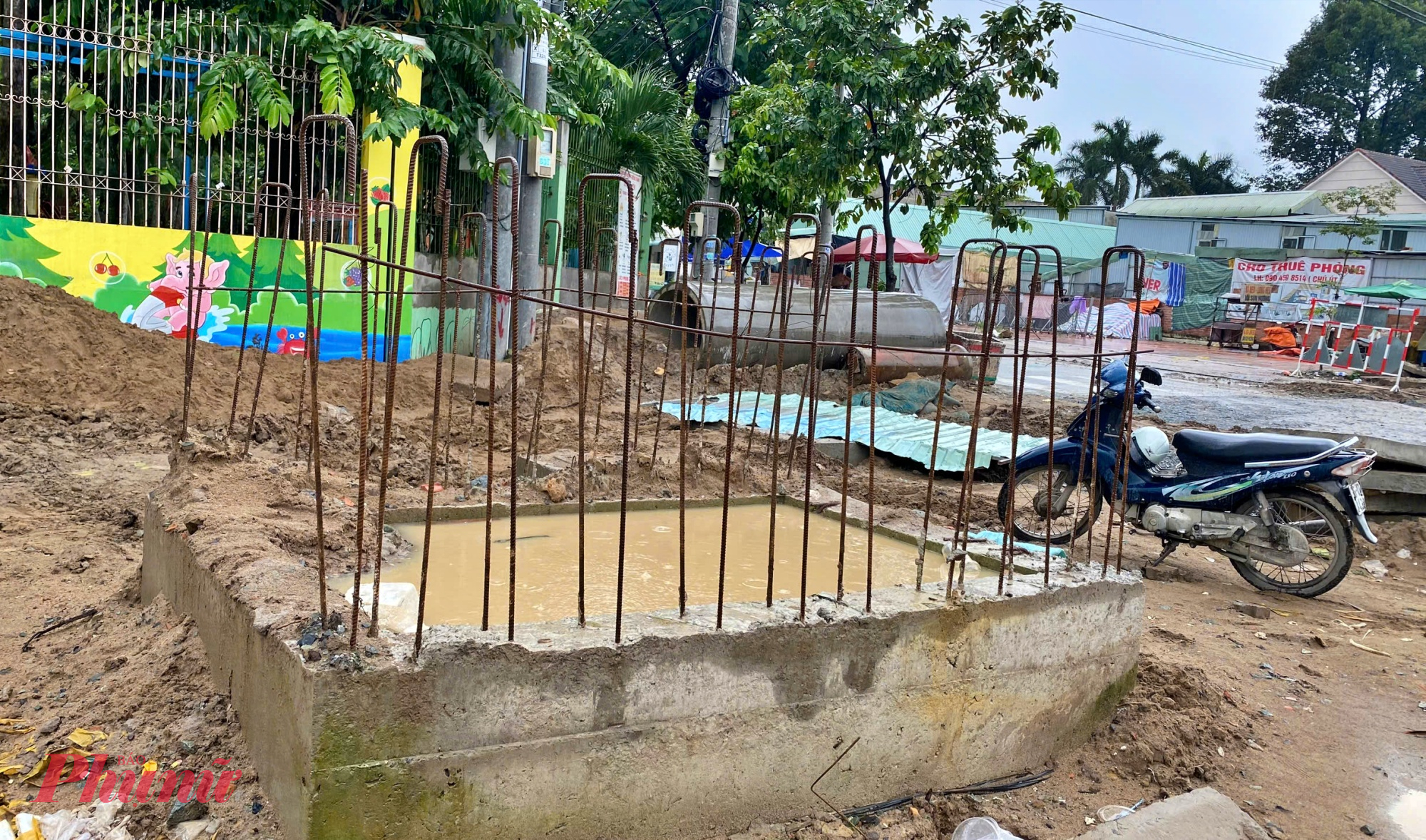 Cống thoát nước để lộ nhiều thanh sắt, không có che chắn, tìm ẩn nguy hiểm cho người dân khi đi lại vào ban đêm.