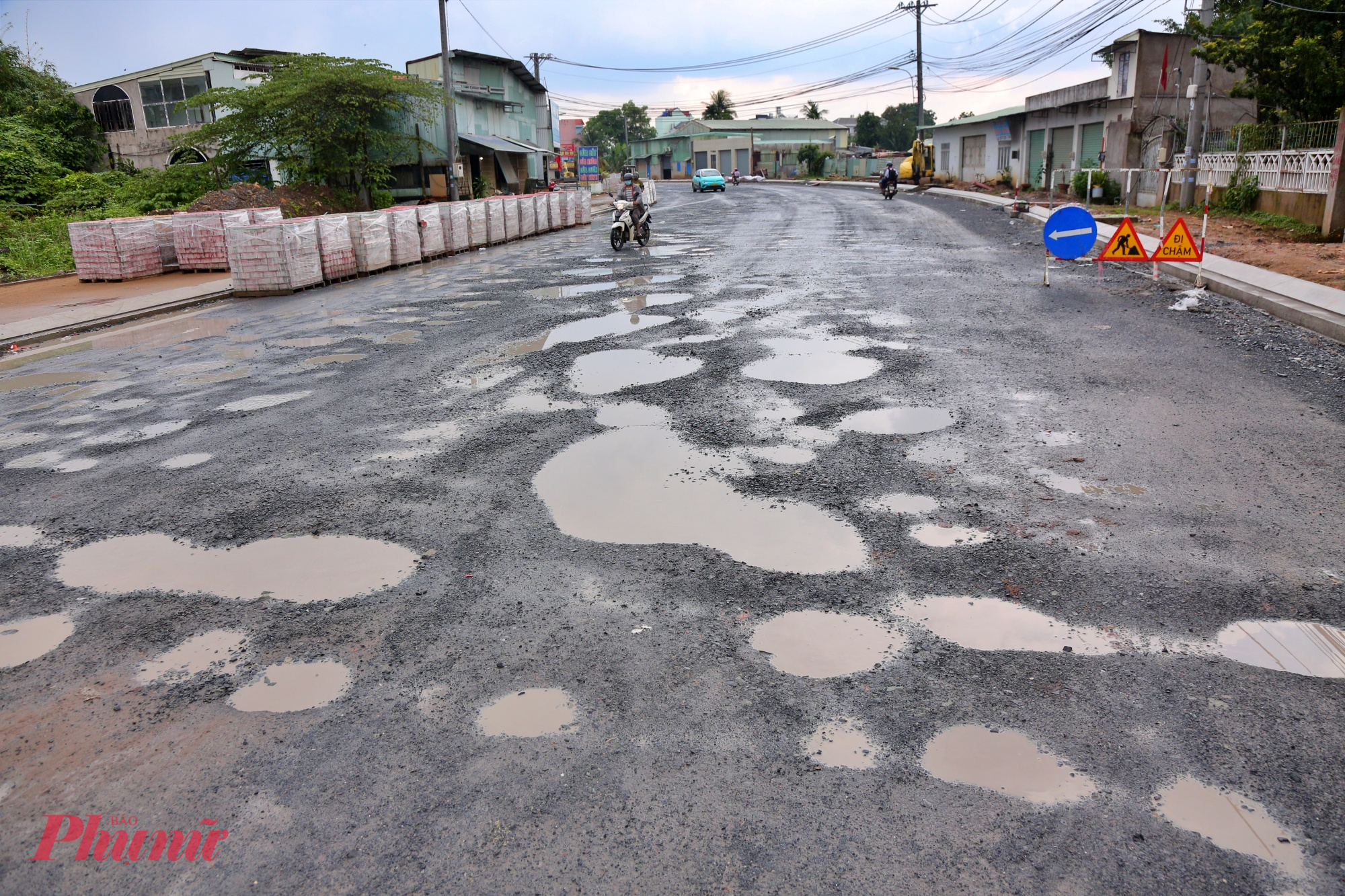 Tuy nhiên, thời gian quá trình thi công bị ảnh hưởng do thường xuyên mưa lớn khiến đường lầy lội bùn đất, nước đọng thành vũng nhiều ngày, có đoạn chi chít ổ gà,... 