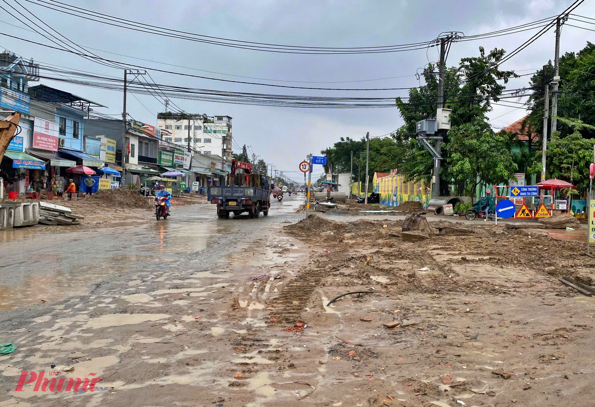 Nhiều đoạn bùn đất lún khiến người dân ra vào nhà gặp khó khăn.