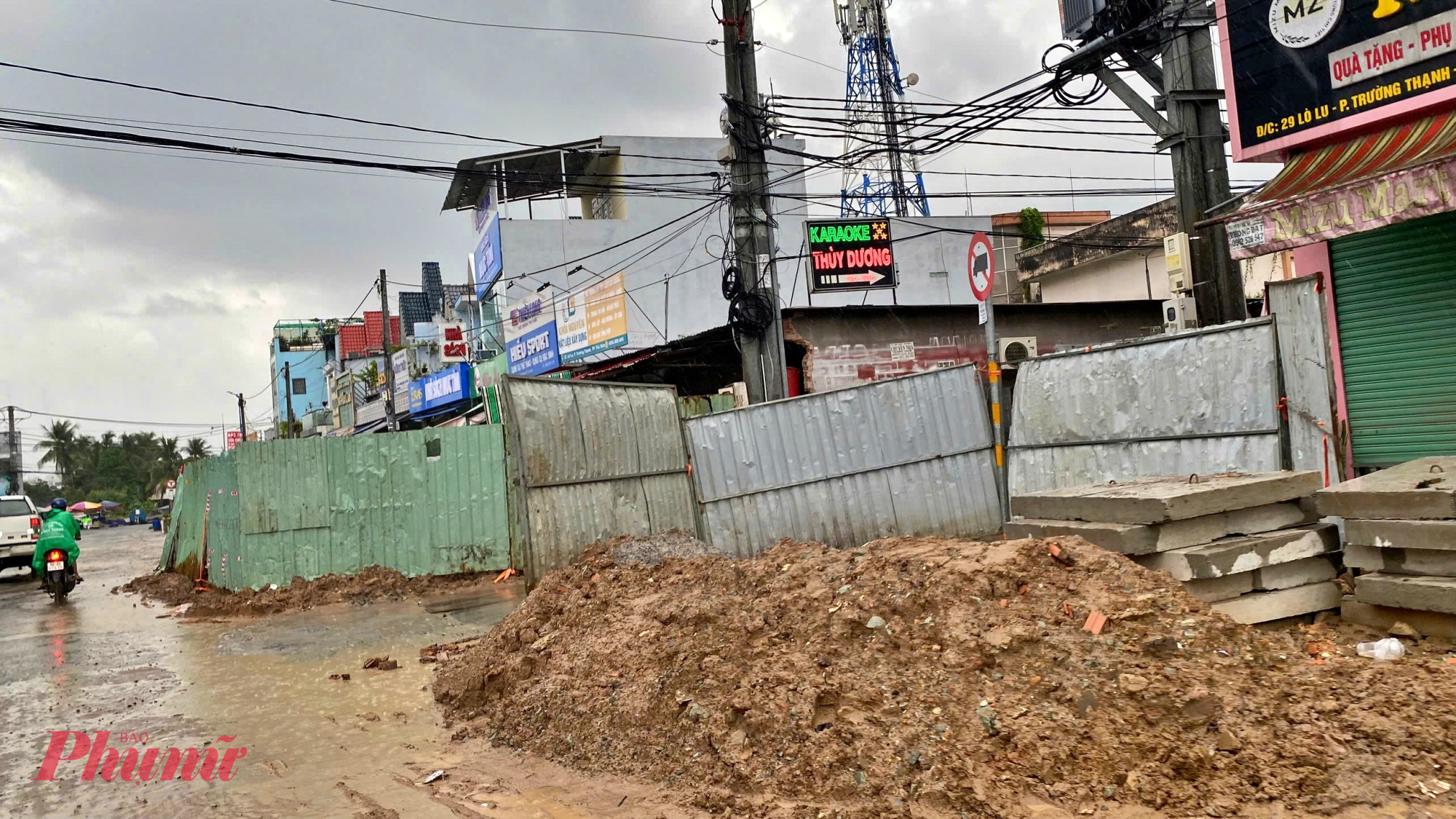Dự án đang thi công hệ thống thoát nước nên đất được đào lên thành đống cao ven đường.