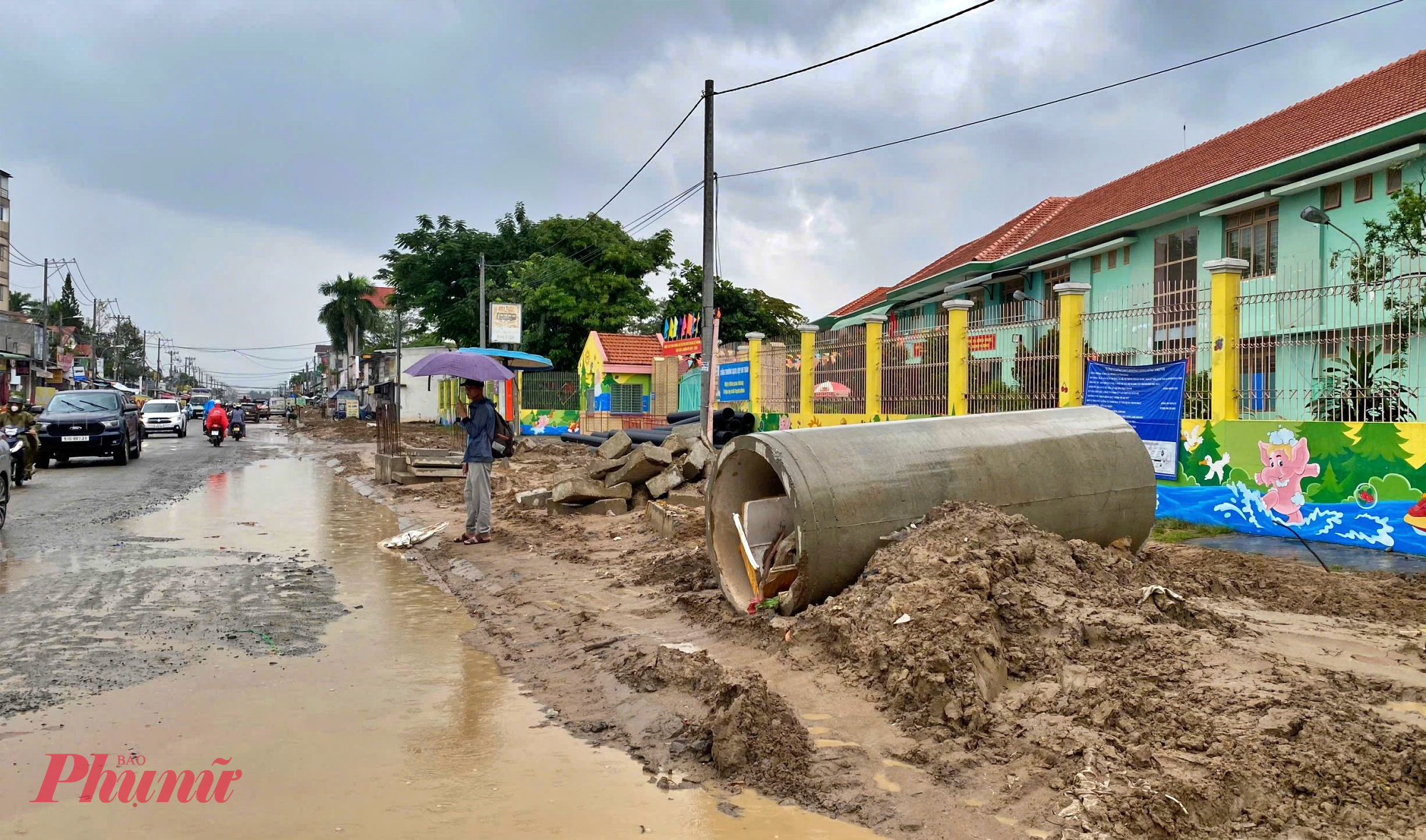 Trạm xe buýt trên đường bị che khuất, bầy hầy bùn đất gây bất tiện cho học sinh, sinh viên cũng như phương tiện xe buýt đón khách.