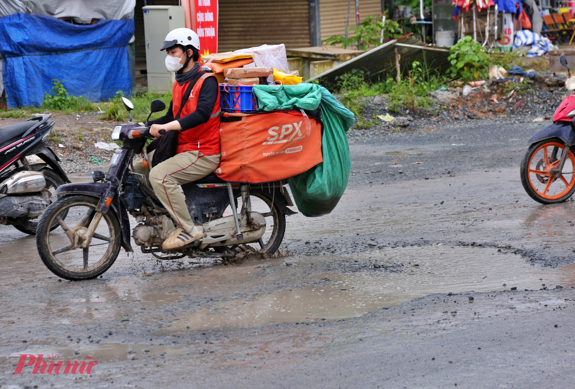 Theo người dân, trước đó có một số đoạn chi chít ổ gà, vũng nước được đổ đá dăm vá tạm thời nhưng mưa xuống thì “đâu lại vào đấy”.