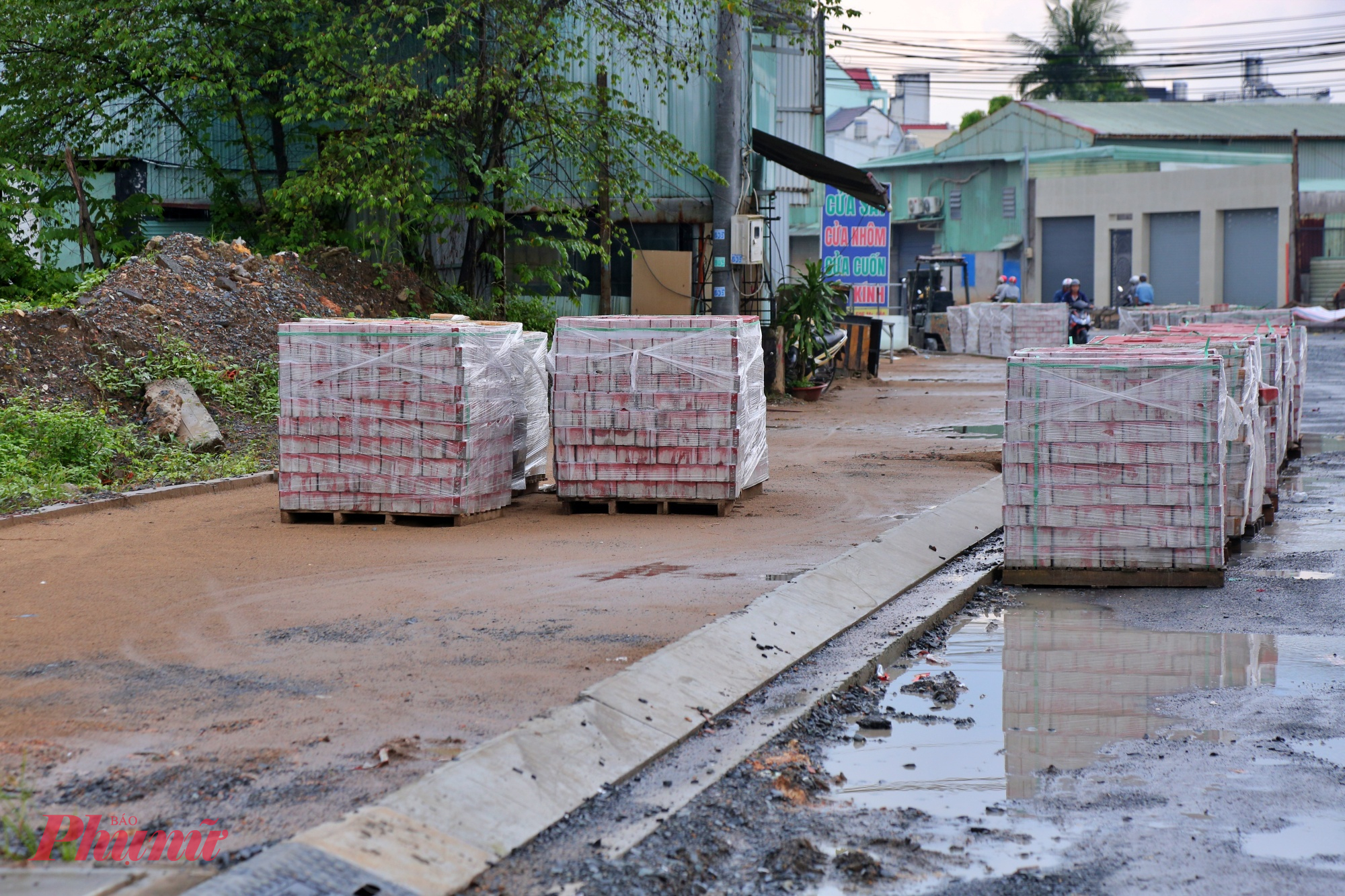 Ban Quản lý dự án đầu tư xây dựng khu vực TP Thủ Đức cho biết, dự án được khởi công vào cuối tháng 6/2025, dự kiến hoàn thành sau 8 tháng. Hiện nay công trình đang được đẩy nhanh tiến độ các hạng mục, phấn đấu hoàn thành trước Tết Nguyên đán 2026. 