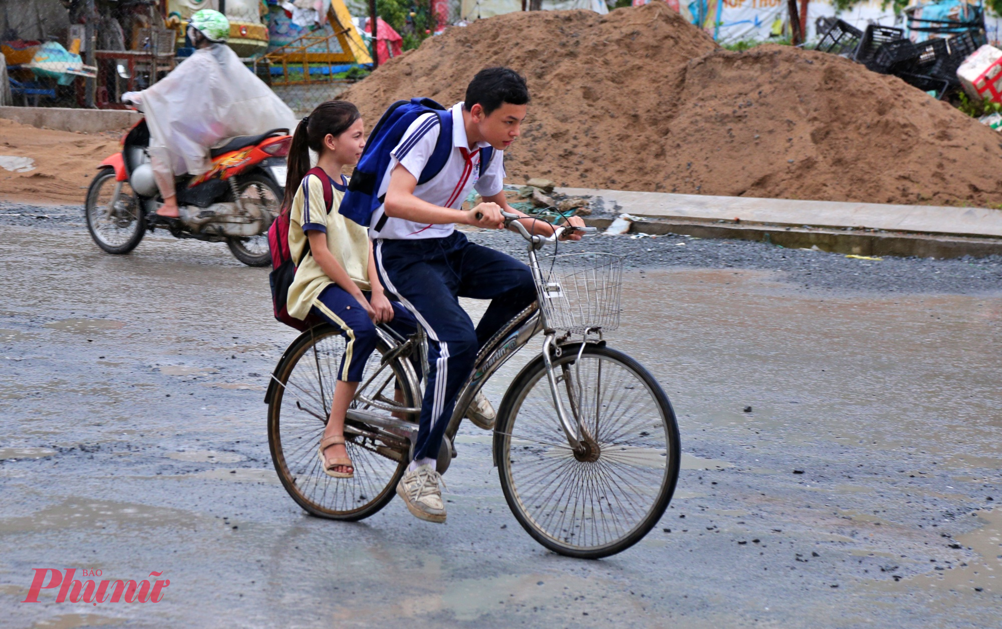 “Nhiều nhiều ngày thì đường bụi lắm, còn mưa xuống thì ngập nước, lầy lội mấy ngày liền nên không chỉ người dân và các cháu học sinh đến trường gặp nhiều khó khăn. Xe máy hay bị ngã do né ổ gà này thì bị sụp ổ gà khác, có hôm có cháu bị té ngã lấm lem bùn đất, thấy thương lắm”, chị Hồng An – người dân – kể.