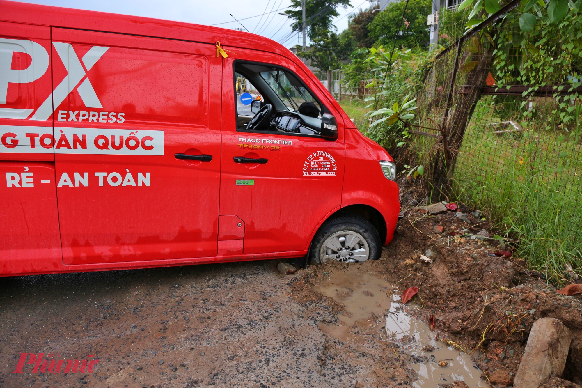 Một ô tô giao hàng bị mắc kẹt trên đường Lò Lu do sụp đất lún.