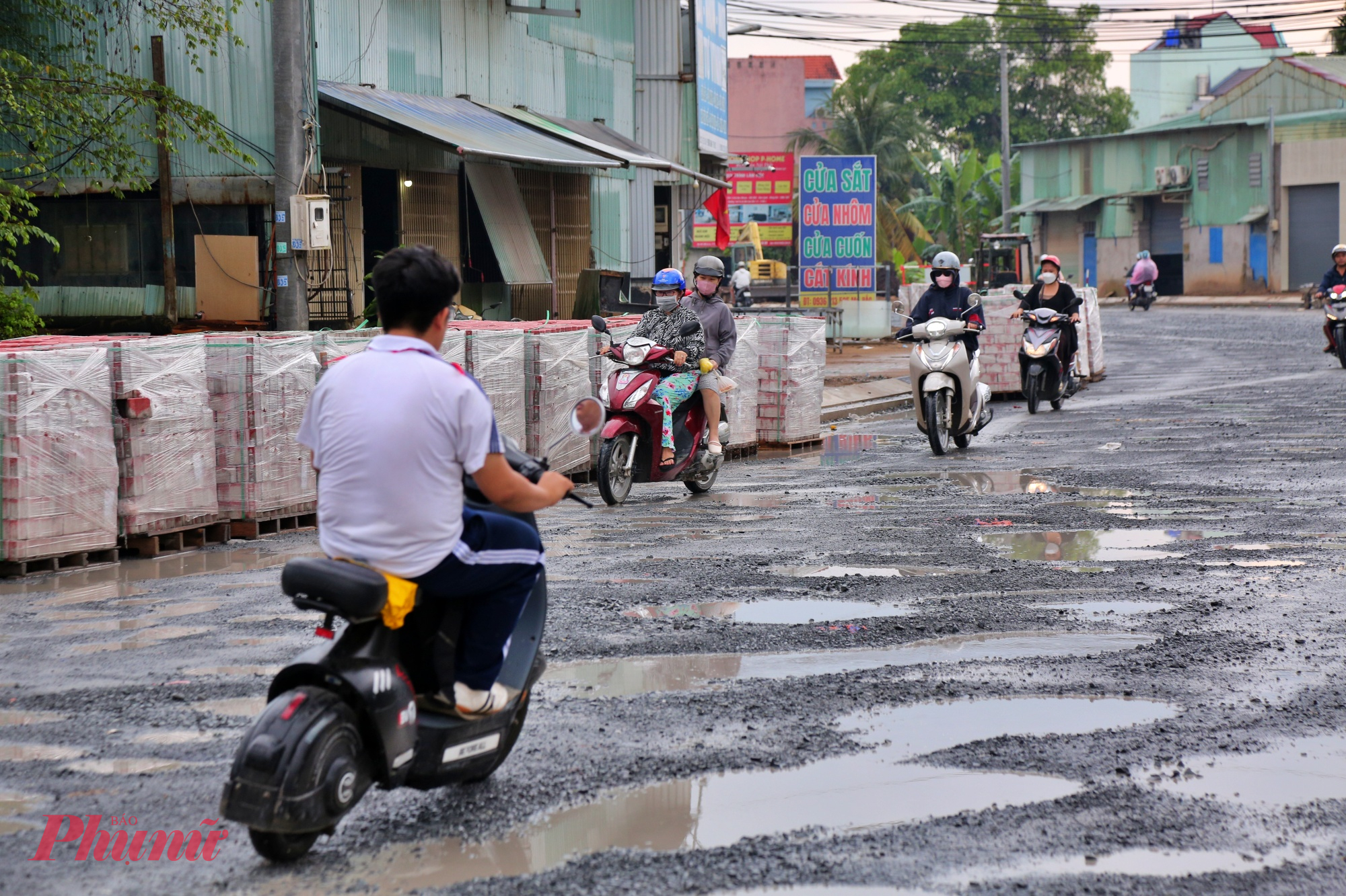 Nhiều học sinh đi xe đạp, xe điện đều rất chật vật mới tránh được đoạn chi chít ổ gà.