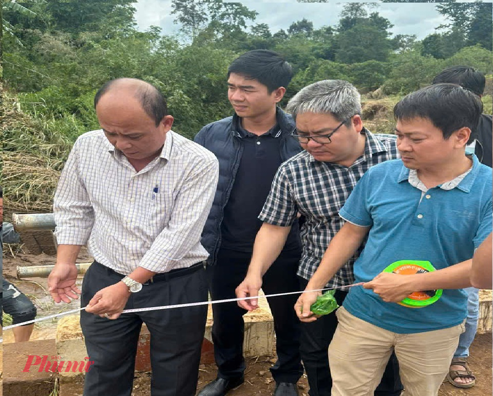Lực lượng chức năng phối hợp cùng chính quyền địa phương kiểm tra hiện trường cầu dân sinh bị cuốn trôi - Ảnh: S.T