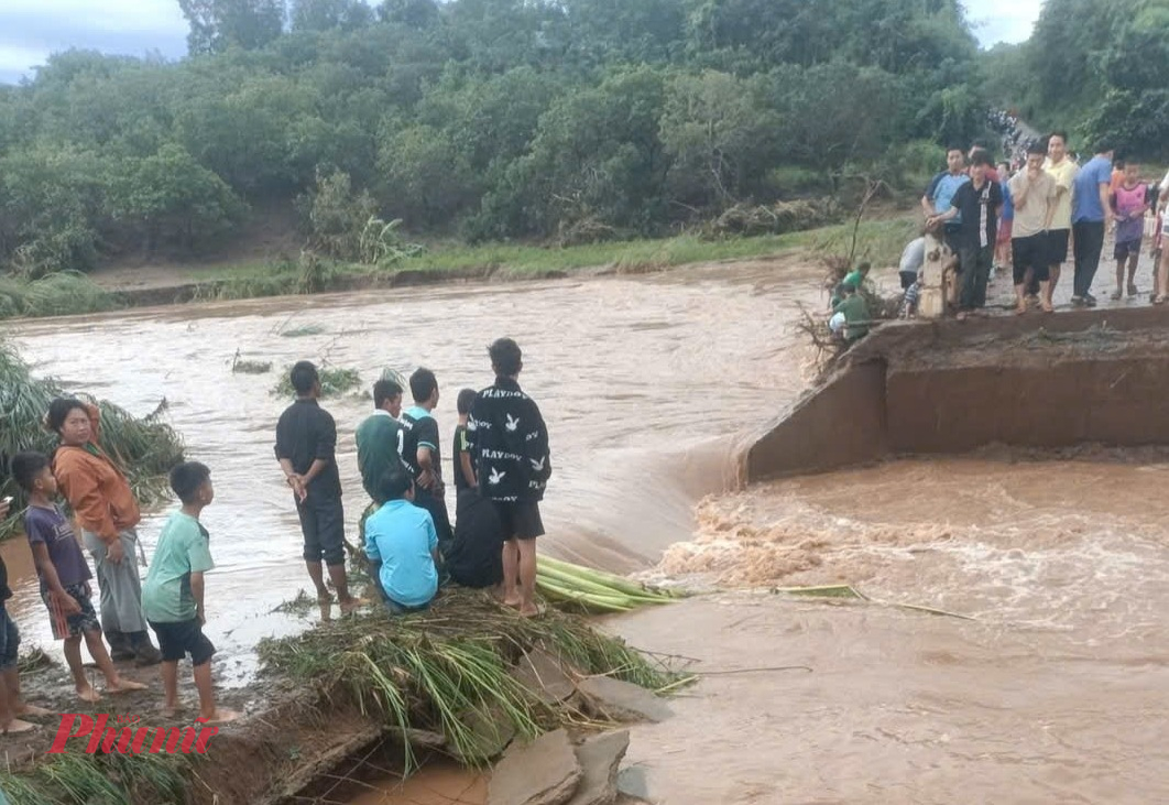 Cây cầu dân sinh số 2 đường vào buôn H’Mông bị nước lũ cuốn trôi - Ảnh: S.T.