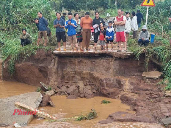 Sự cố khiến giao thông chia cắt, khu dân cư bị cô lập - Ảnh: S.T.