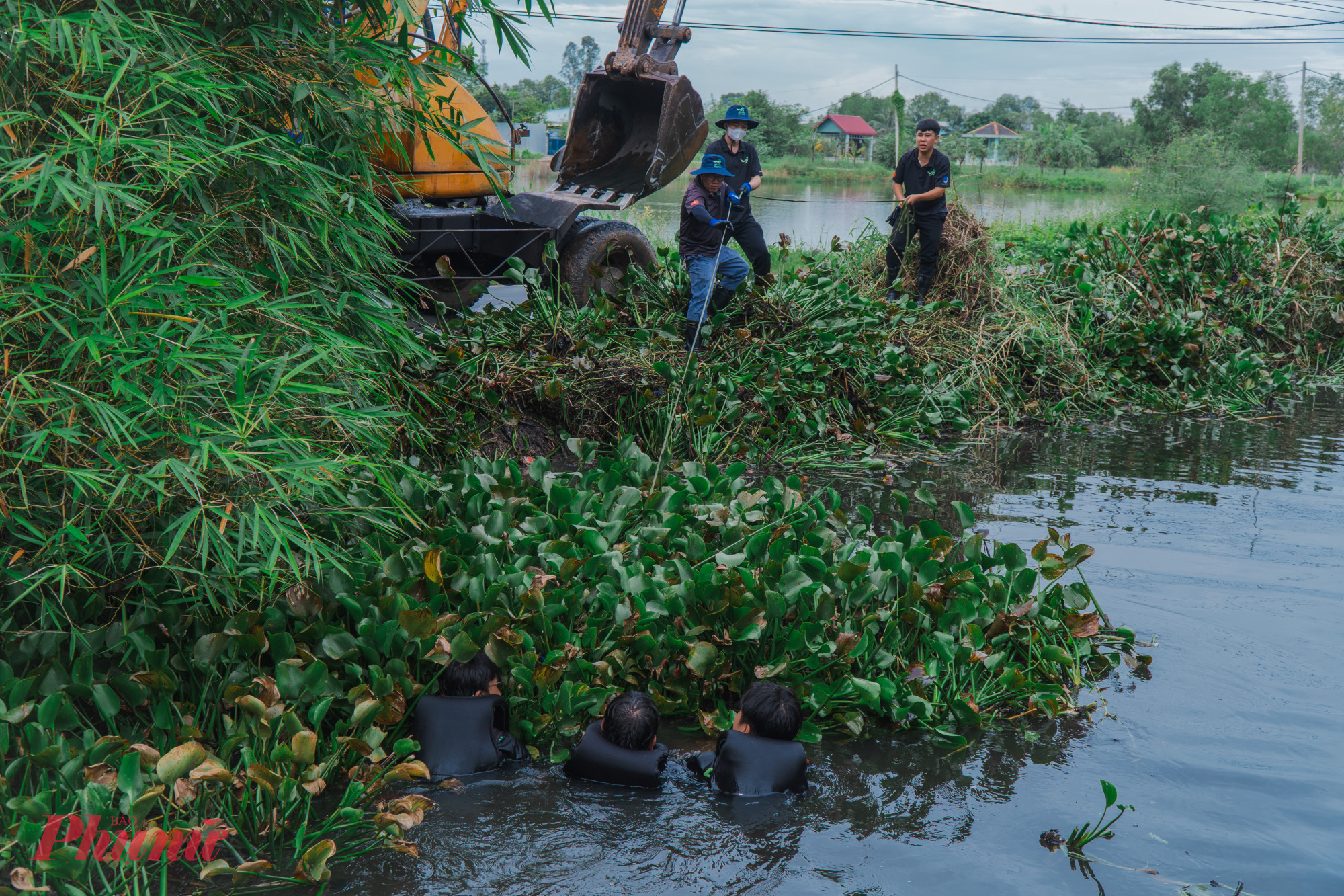  Sau hai năm thành lập, nhóm Sài Gòn Xanh ban đầu chỉ có 2 thành viên, sau đó kết nạp thêm nhiều bạn trẻ trong đó có các du khách người nước ngoài để nỗ lực “thay áo” mới cho các kênh rạch ở TPHCM.