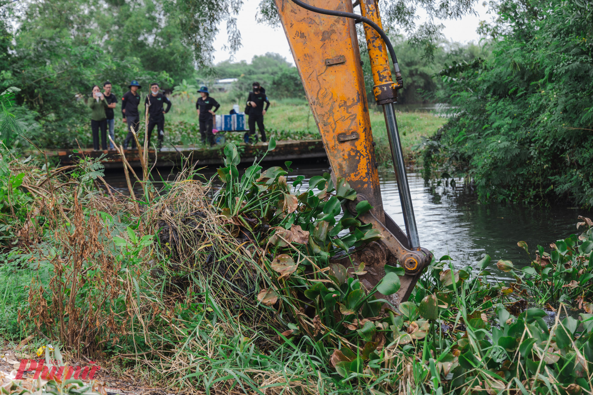 Sau mỗi lần thu dọn, nhóm sẽ mang các túi rác đến các xe thu gom rác tại địa phương hoặc gửi rác tại các điểm tập kết rác của người dân.