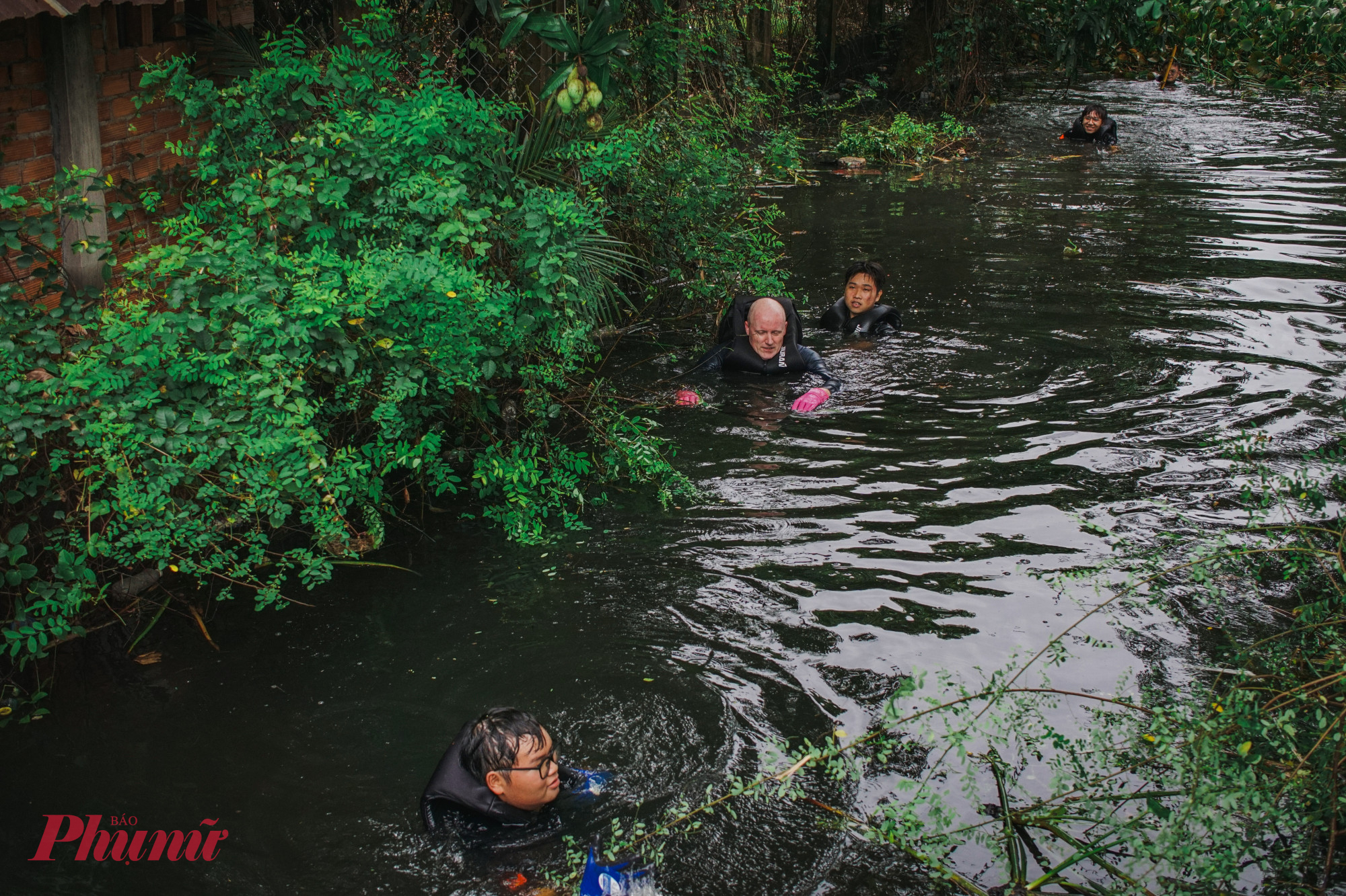  Theo chân nhóm Sài Gòn Xanh trong một lần dọn rác tại xã Bình Chánh, chúng tôi rất thán phục khi nhìn thấy những hình ảnh các thành viên trong nhóm và người nước ngoài không ngại nguy hiểm, sẵn sàng lội xuống dòng nước đen kịt hôi thối để khơi thông dòng chảy.