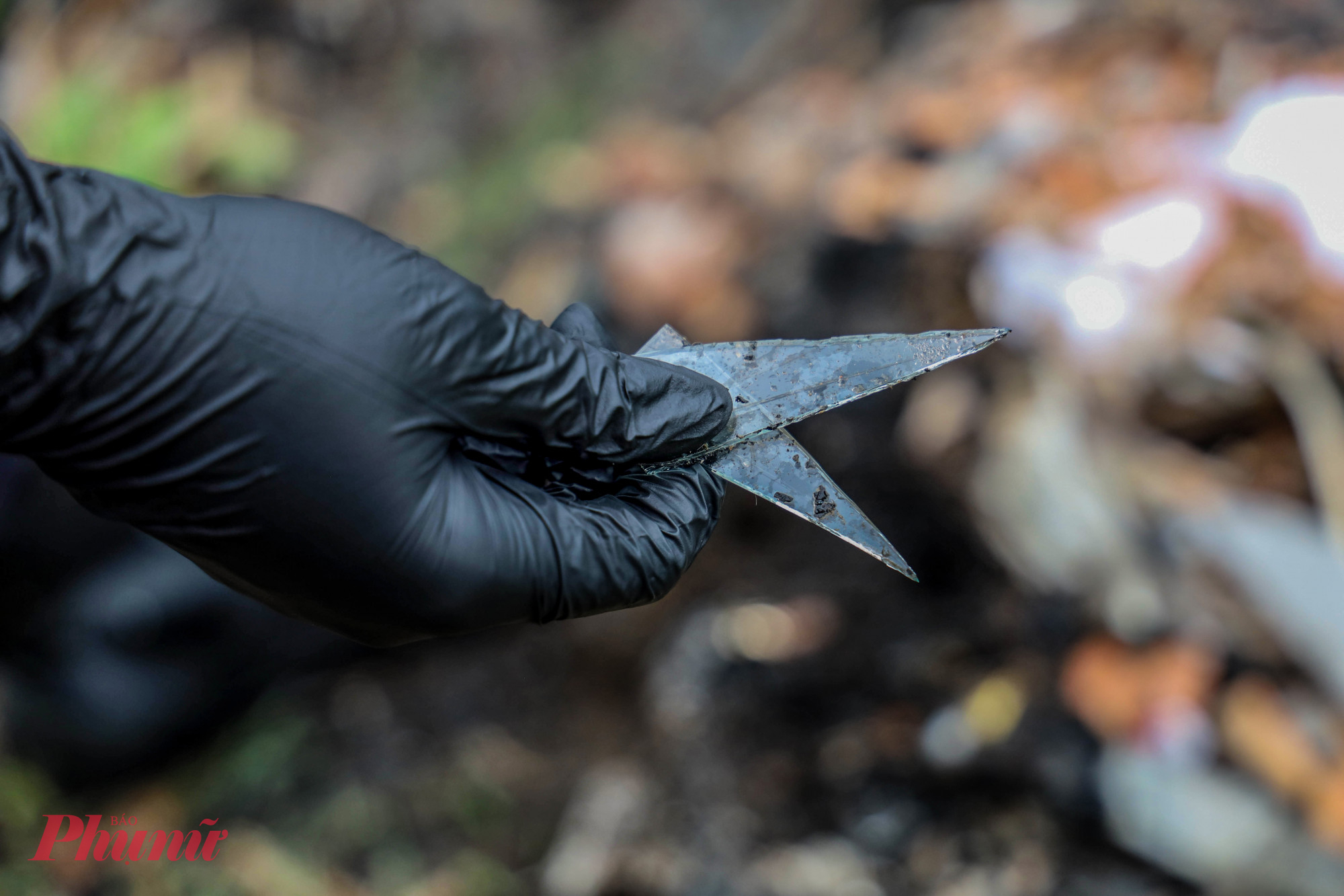 “Hầu hết dòng nước các con kênh đều độc hại, thỉnh thoảng còn có kim tiêm dính máu, mảnh vỡ thủy tinh. Nhưng tôi vẫn rất thích cùng và các bạn trẻ người Việt Nam làm công việc ý nghĩa này, đó là một trải nghiệm thú vị”, ông Richard chia sẻ.