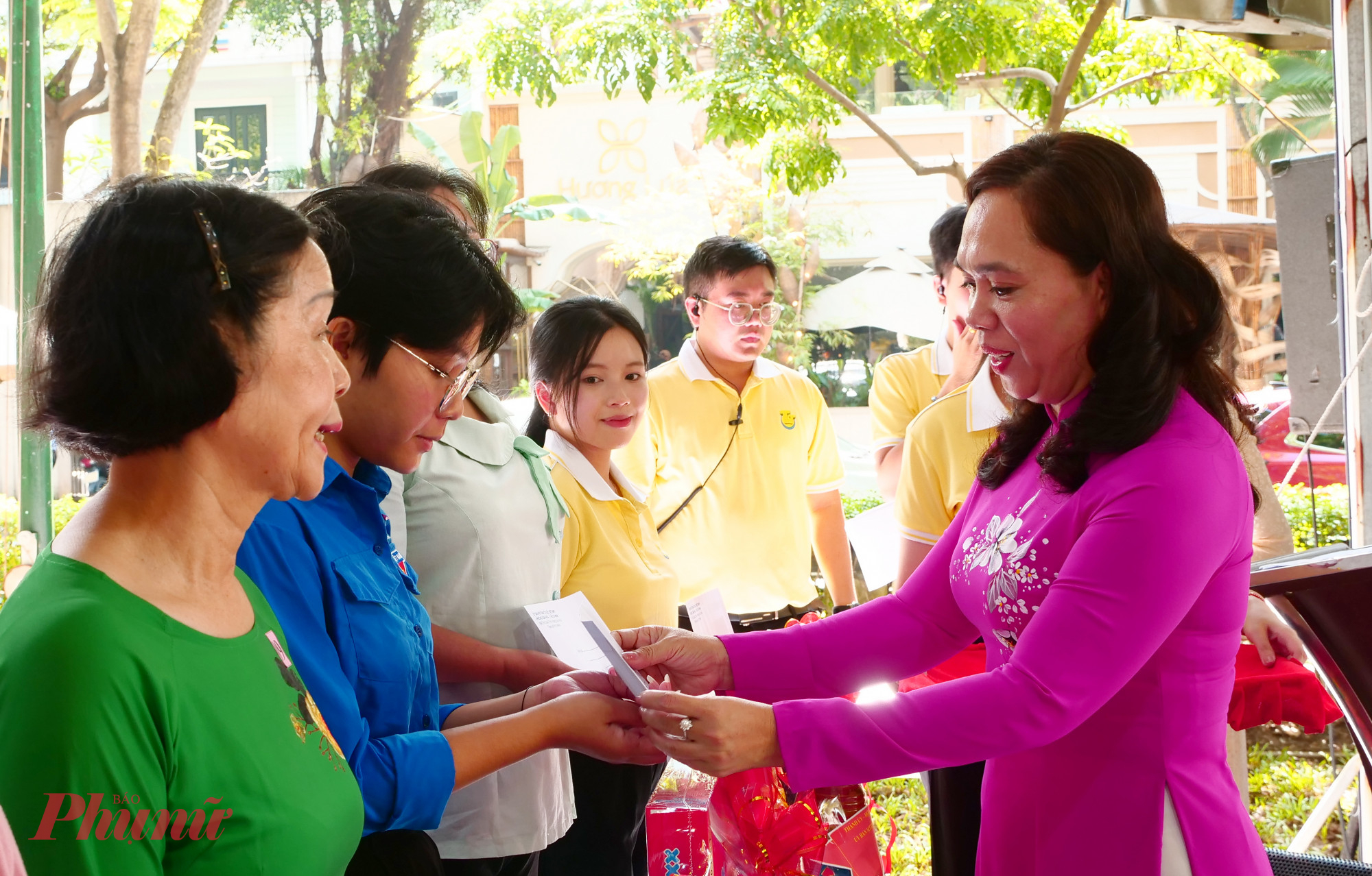 Bà Nguyễn Thanh Xuân - Thành ủy viên, Bí thư Đảng ủy, Chủ tịch HĐND phường Xuân Hòa - tặng quà cho người dân, đoàn viên, hội viên các đơn vị tại ngày hội - Ảnh: Trang Nguyễn 
