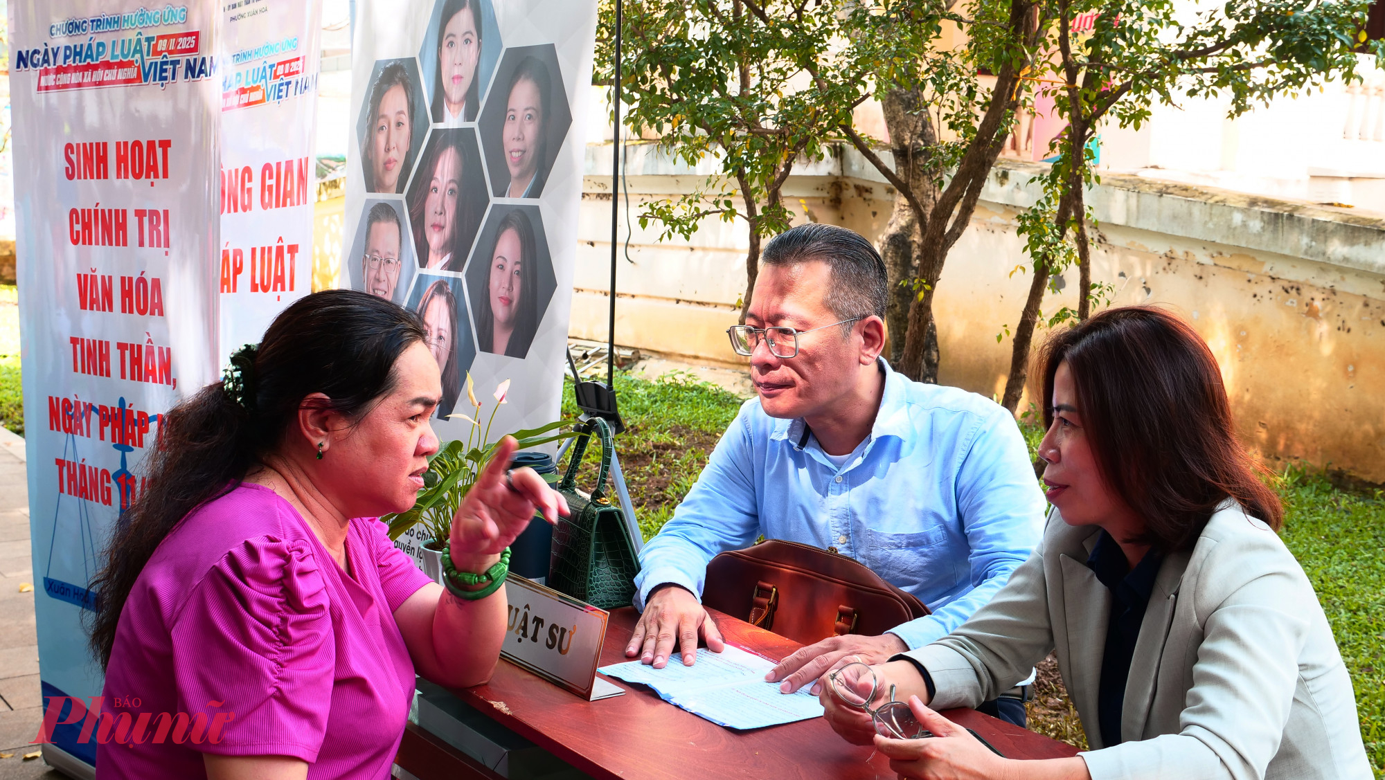 Gian hàng tư vấn pháp luật tại ngày hội - Ảnh: Trang Nguyễn 