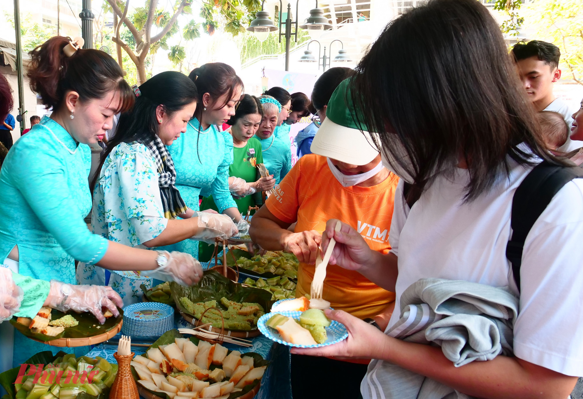 Gian hàng phục vụ các loại bánh dân gian tại ngày hội 