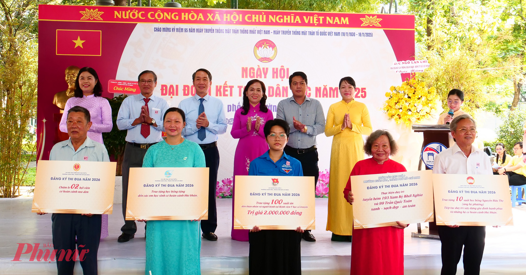 Các đoàn thể khu phố đăng lý hưởng ứng thi đua bằng các công trình dân sinh, thiết thực tại cộng đồng dân cư - Ảnh: Trang Nguyễn 