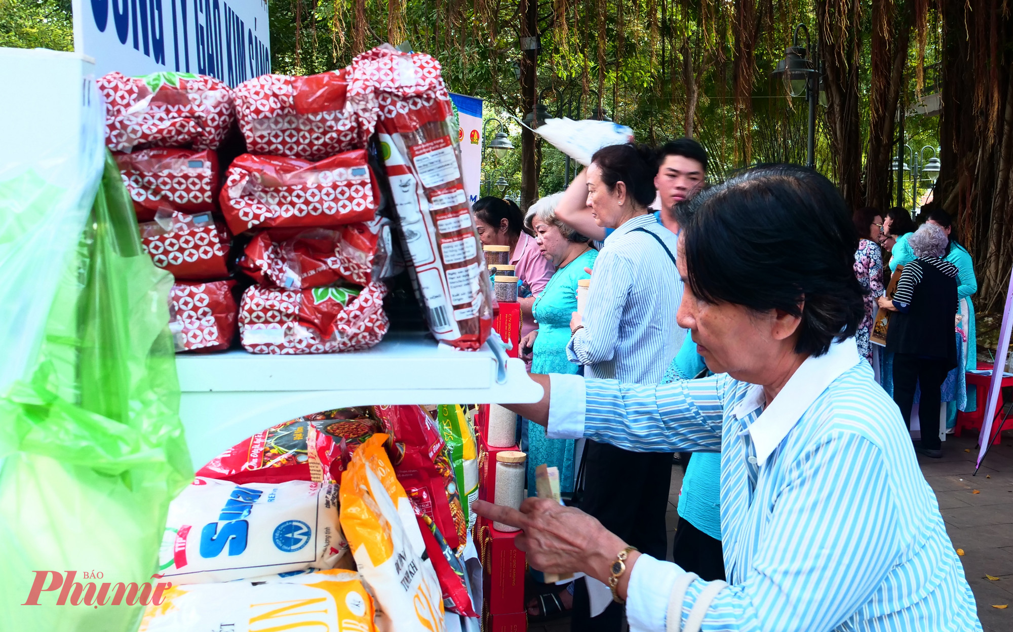 Gian hàng trao tặng quà và bán hàng bình ổn giá - Ảnh: Trang Nguyễn 