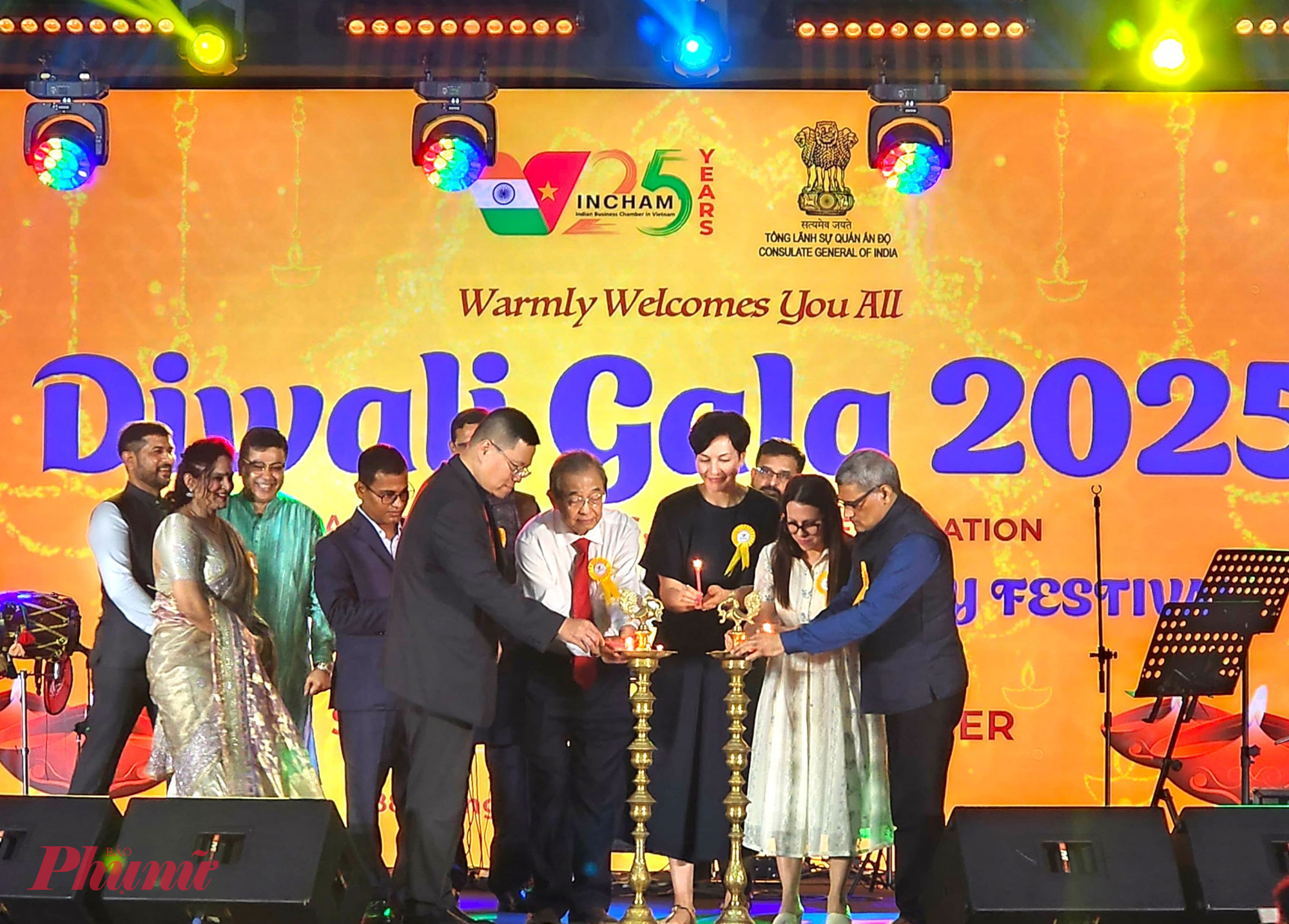 Các đại biểu từ Hiệp hội Doanh nghiệp Ấn Độ, đại diện các lãnh sự đoàn tại TPHCM và đại diện lãnh đạo TPHCM cùng thực hiện nghi lễ thắp nến để lan tỏa ánh sáng Diwali