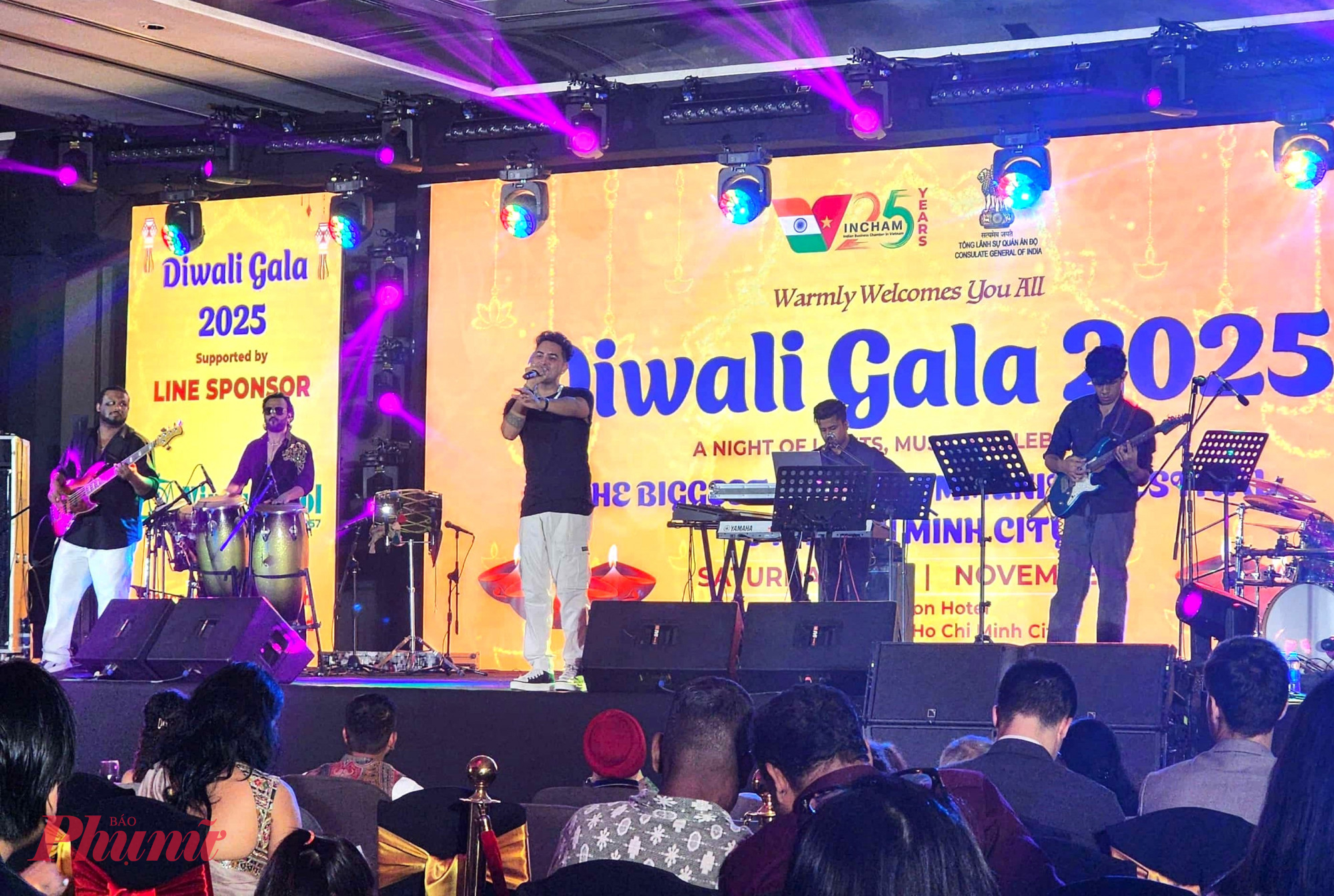 Tiết mục của ca sĩ Rishabh Chaturvedi khuấy động bầu không khí lễ hội