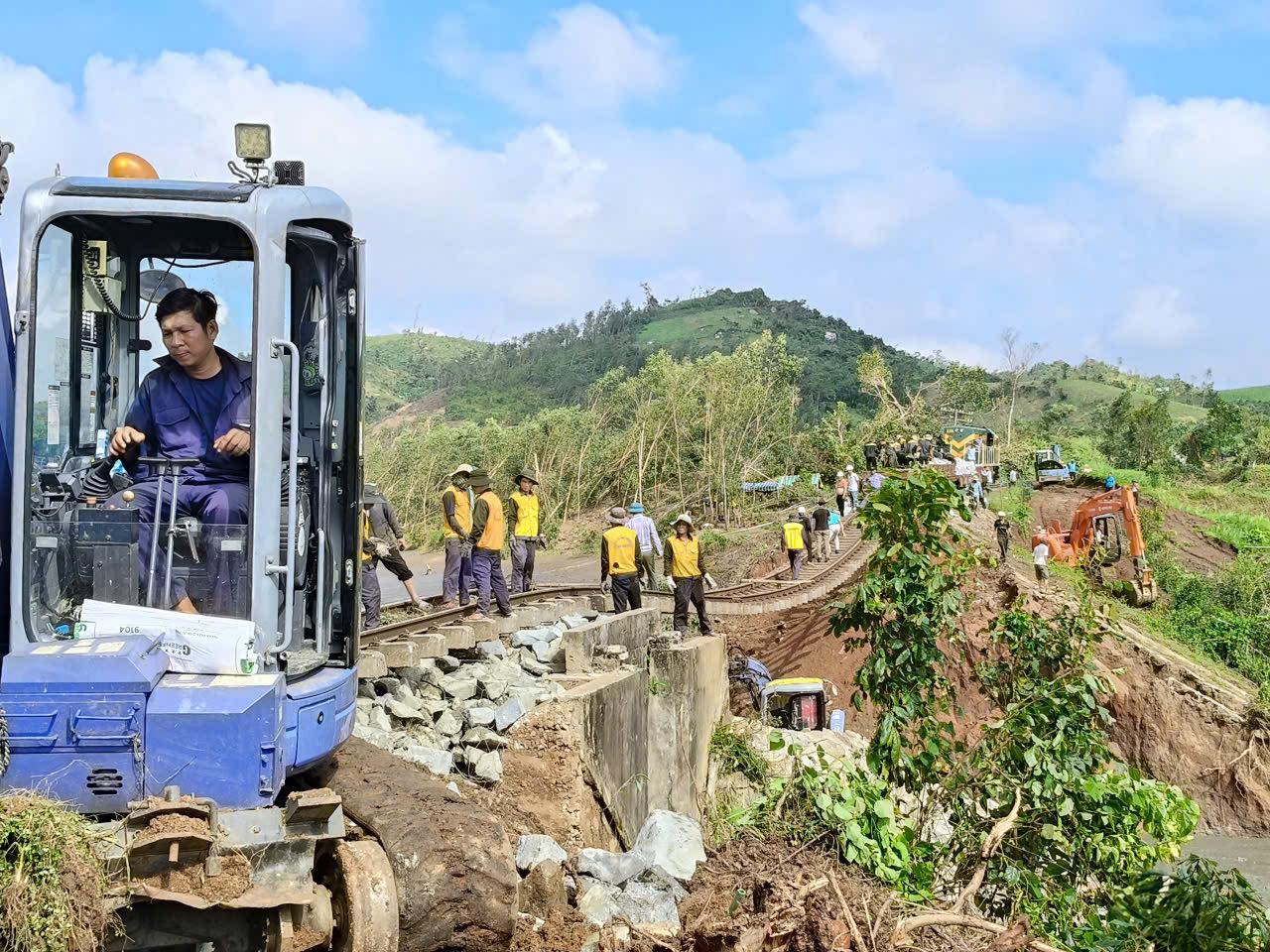 Công nhân đang khắc phục sự cố đường ray