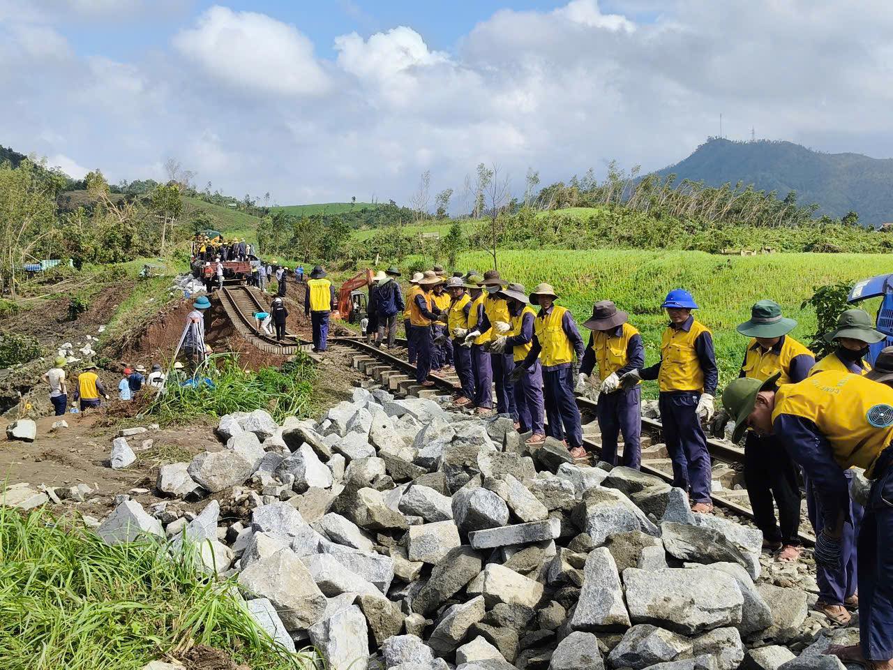 Hàng trăm công nhân được huy động để nhanh chóng nối lại tuyến đường sắt Bắc Nam - Ảnh: VNR