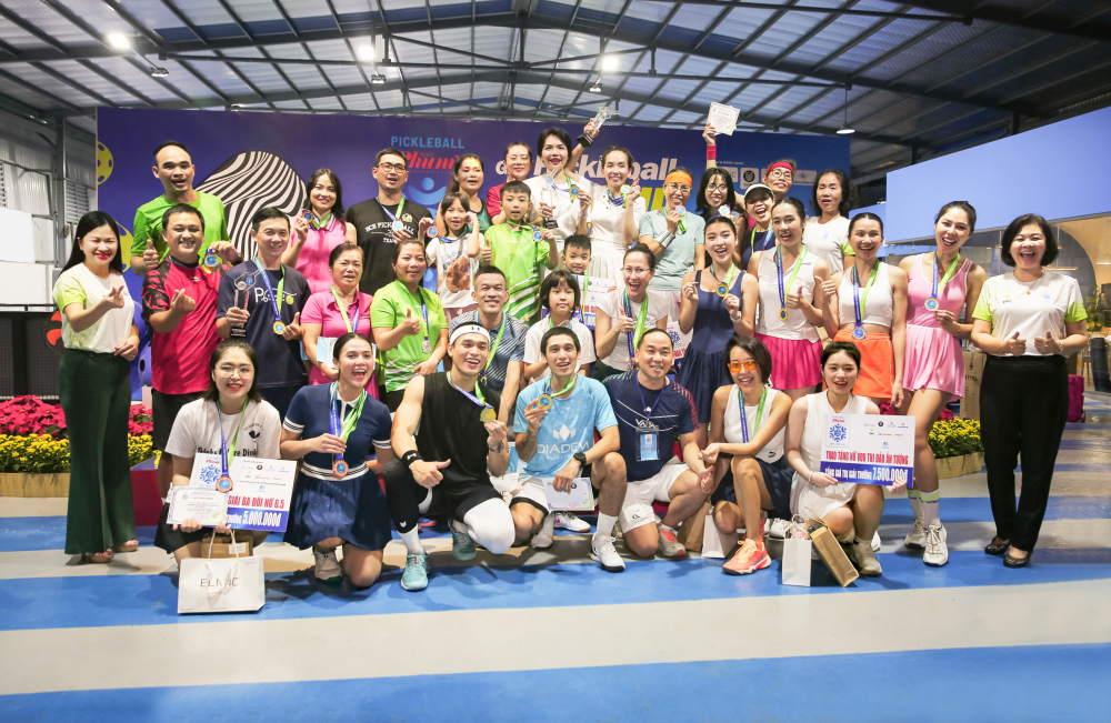 Các vận động viên đoạt giải chụp ảnh lưu niệm cùng ban tổ chức tại lễ tổng kết và trao giải ẢNH: PHÙNG HUY