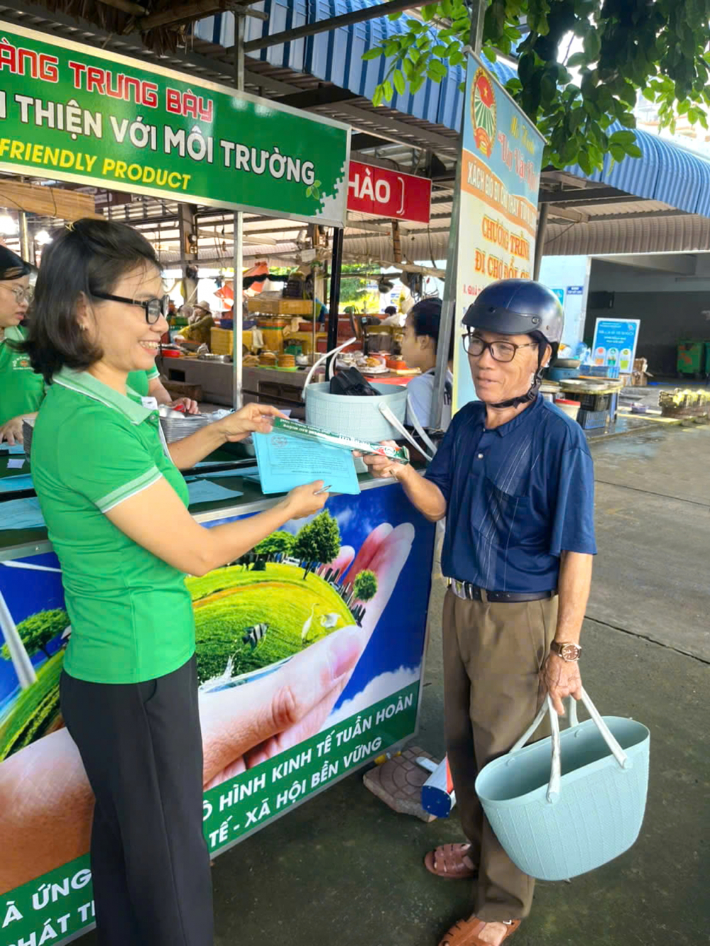 Phụ nữ đặc khu Côn Đảo tuyên truyền về bảo vệ môi trường,  sử dụng giỏ nhựa, giỏ tái chế đi chợ, nhằm hạn chế sử dụng  túi ni lông, đồ nhựa dùng 1 lần