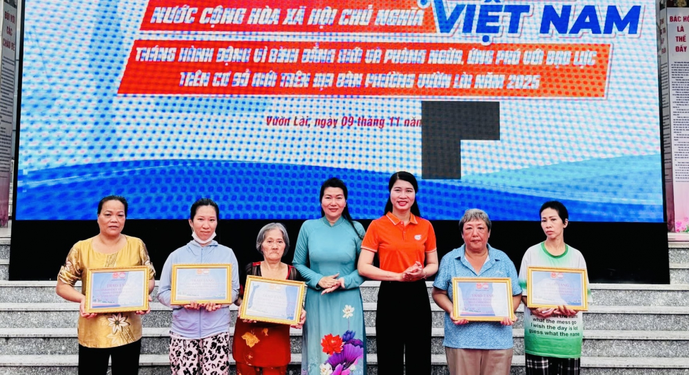 Ủy ban MTTQ Việt Nam phường và các tổ chức chính trị xã hội phường Vườn Lài  trao tặng 5 thẻ bảo hiểm y tế cho người dân có hoàn cảnh khó khăn - Ảnh: MC
