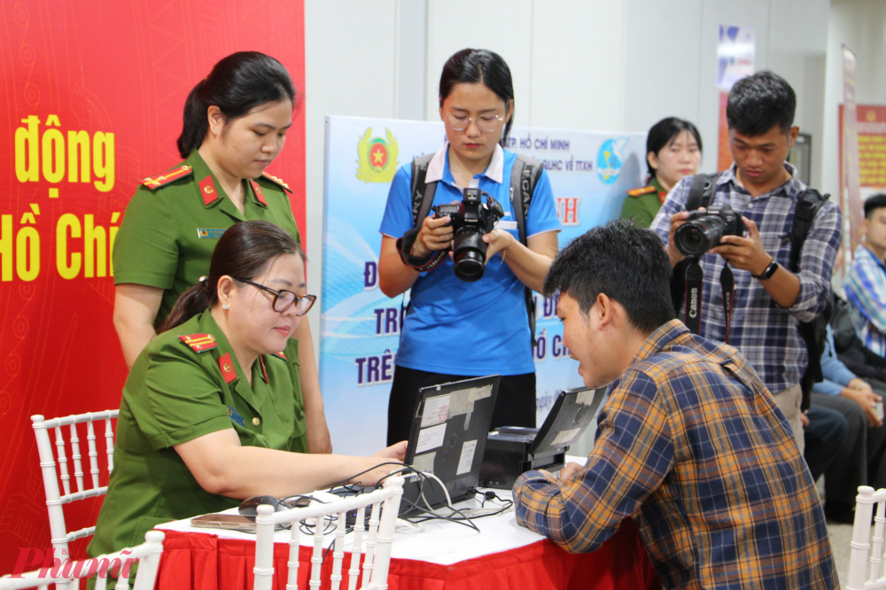 Xây dựng Đảng không chỉ là chỉnh đốn để trong sạch mà còn là kiến tạo để phát triển TPHCM sẽ triển khai lực lượng hướng dẫn tận nơi, hỗ trợ người dân góp ý văn kiện Đại hội XIV qua VNeID, lan tỏa tinh thần dân chủ, chuyển đổi số - Ảnh: Thanh Tâm