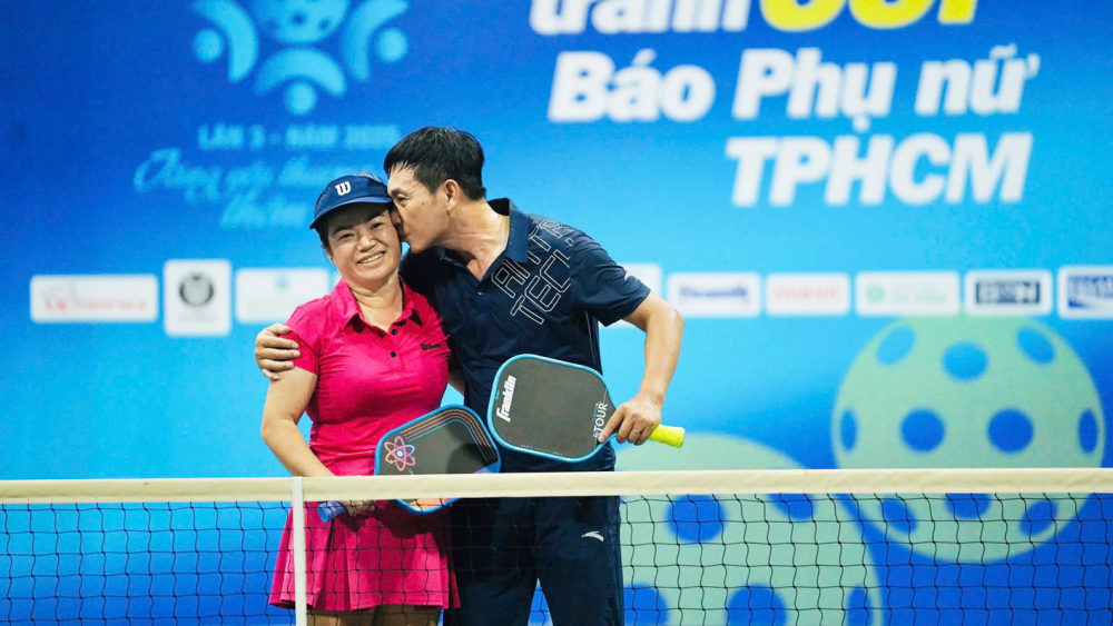 Cặp vợ chồng Thiên Uy - Hồng Yến vô địch ở nội dung “vợ chồng trên 45 tuổi” - ẢNH: THÀNH LÂM