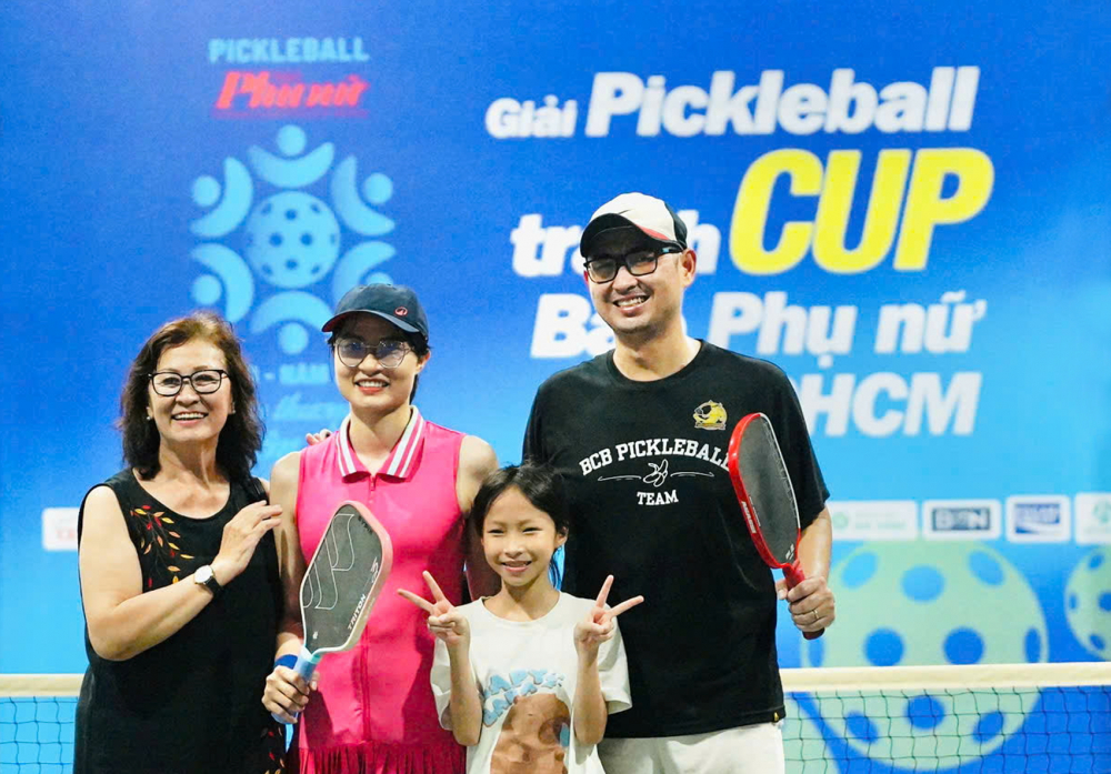 Mẹ và con gái cùng đến chúc mừng vợ chồng anh Trần Anh Tuấn - chị Nguyễn Thái Bảo Ngọc vô địch ở nội dung thi đấu “vợ chồng dưới 45 tuổi” - ẢNH: THÀNH LÂM