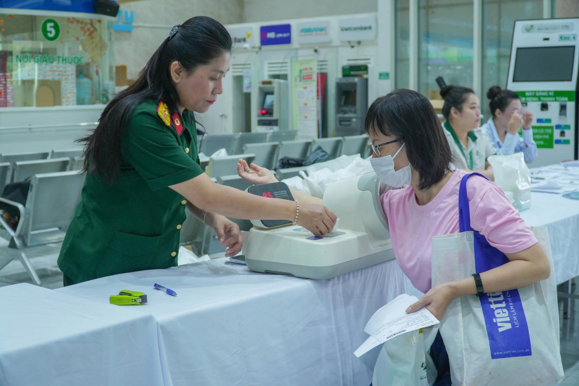 Bác sĩ bệnh viện đang khám tầm soát cho giáo viên, ảnh BVCC