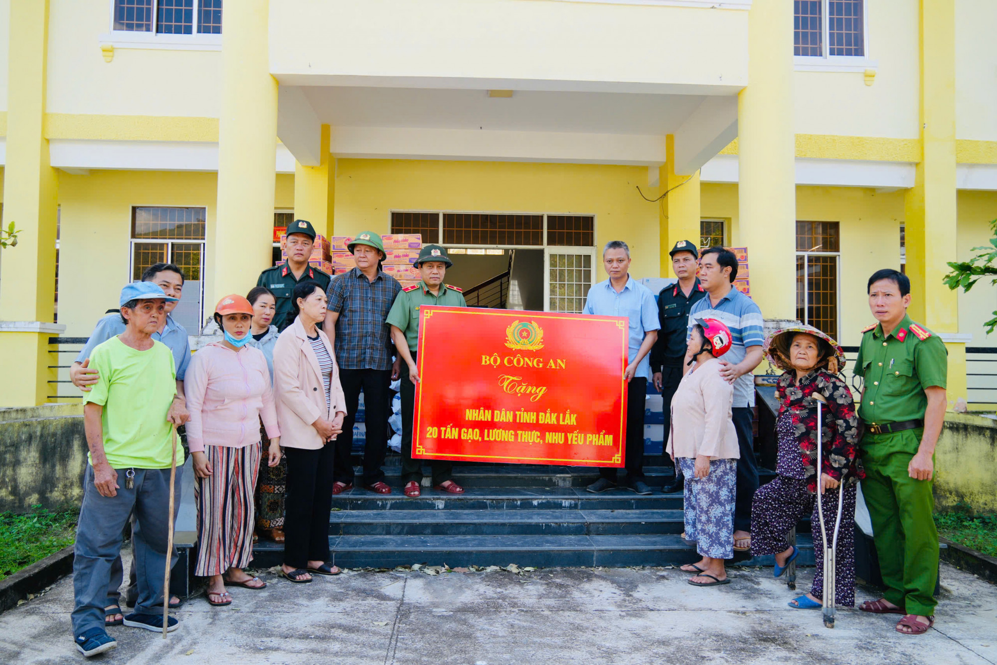 Đoàn công tác thăm hỏi, động viên bà con nhân dân - Ảnh: S.Đ.