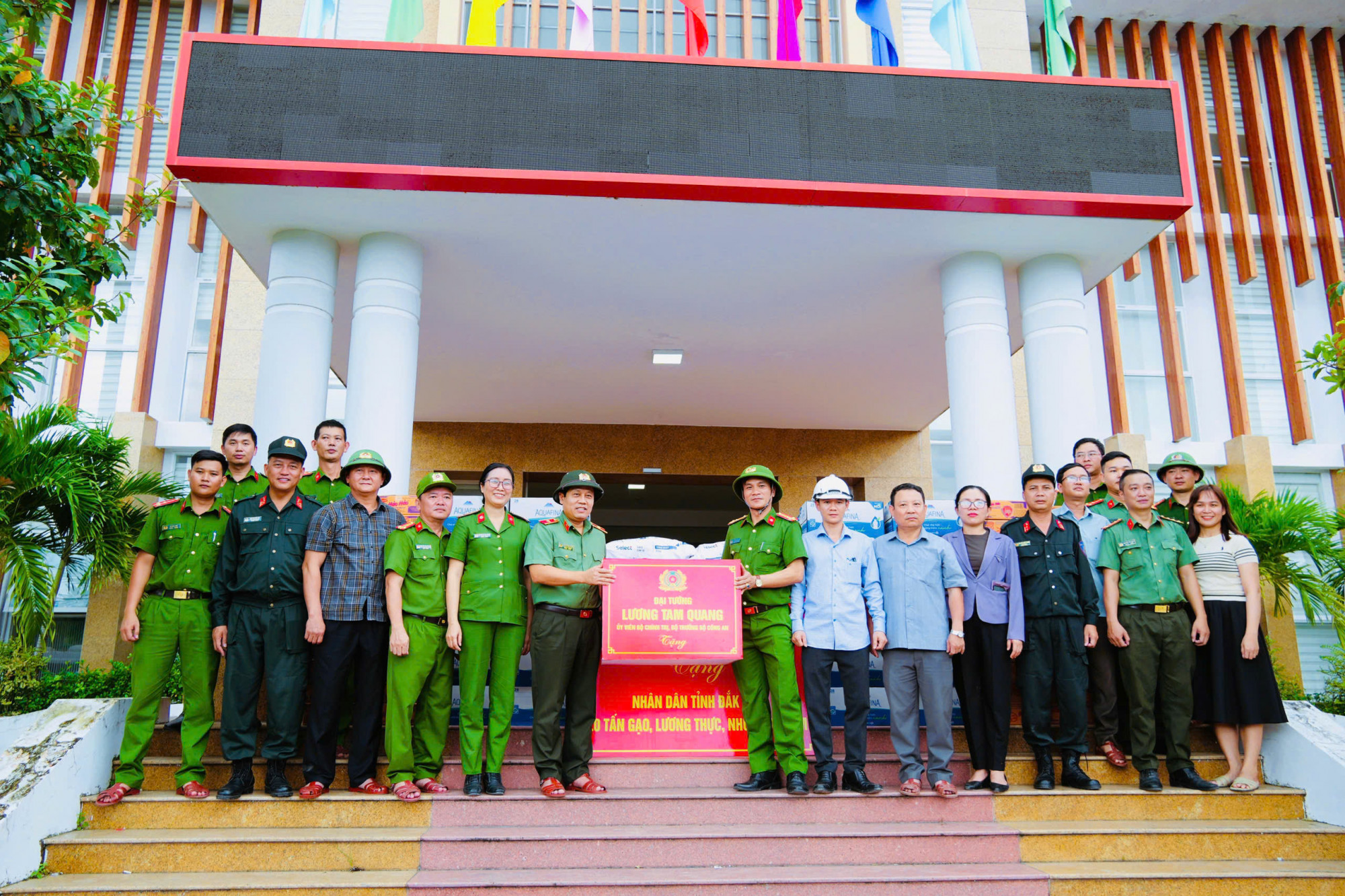 Nhân dịp này, Bộ trưởng Bộ Công an cũng trao quà cho lực lượng làm nhiệm trong công tác ứng phó và khắc phục hậu quả thiên tai vụ