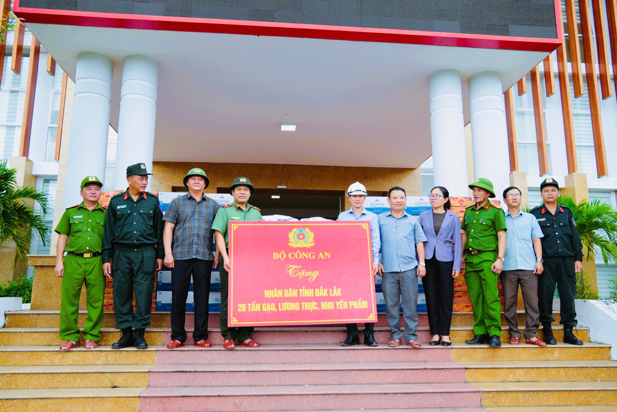 Đoàn công tác của Bộ Công an do Thiếu tướng Nguyễn Hồng Nguyên – Phó Chánh Văn phòng, Phó Trưởng Ban Thường trực Ban Chỉ huy Phòng thủ dân sự Bộ Công an làm Trưởng đoàn đã đến thăm, hỗ trợ nhân dân tỉnh Đắk Lắk khắc phục hậu quả cơn bão số 13 
