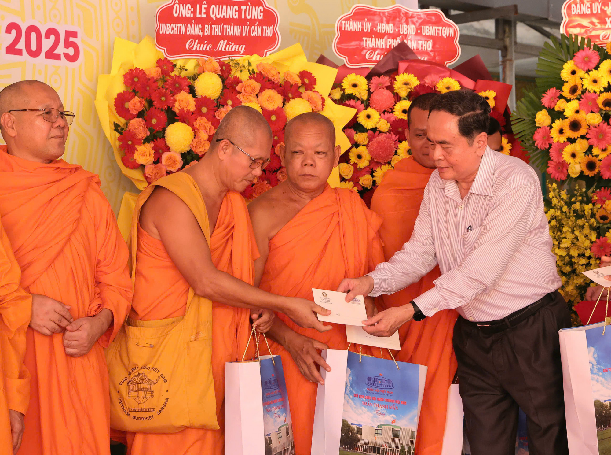 Chủ tịch Quốc hội Trần Thanh Mẫn trao quà tặng các vị chức sắc của thành phố Cần Thơ