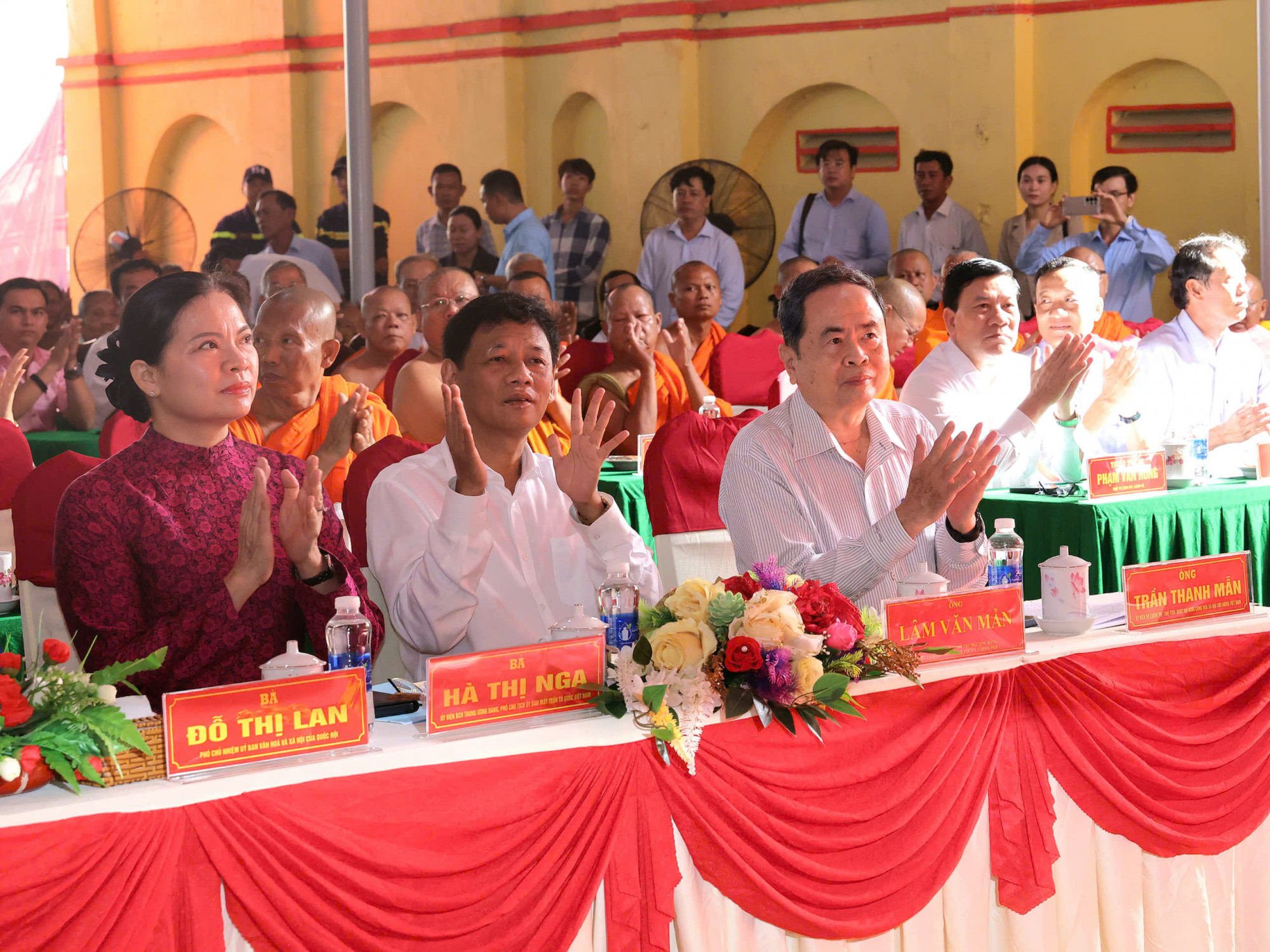 Chủ tịch Quốc hội Trần Thanh Mẫn với các đại biểu dự Ngày hội Đại đoàn kết toàn dân tộc tại Cần Thơ