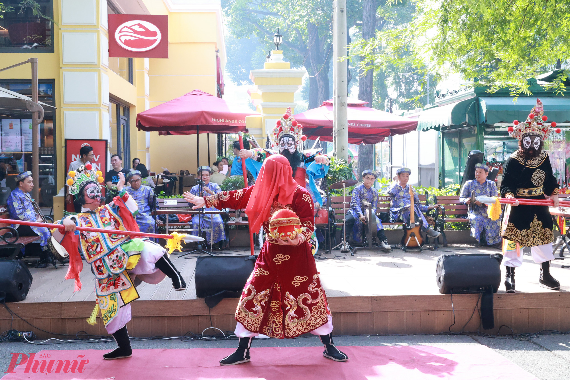 Hát bội trong không gian đường phố