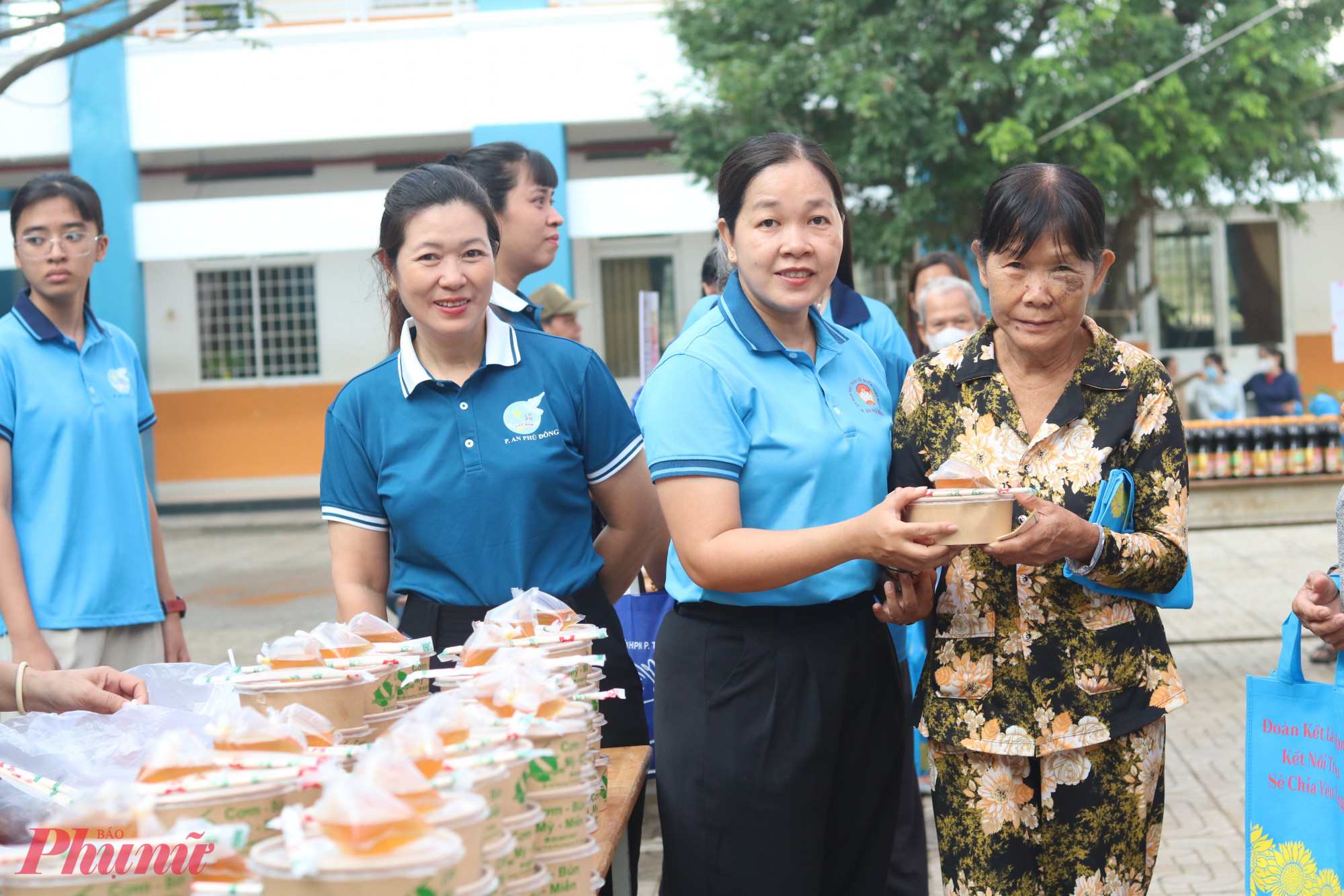 Ban tổ chức trao bữa ăn sáng đến người dân tham dự chương trình - Ảnh: Mẫn Nhi