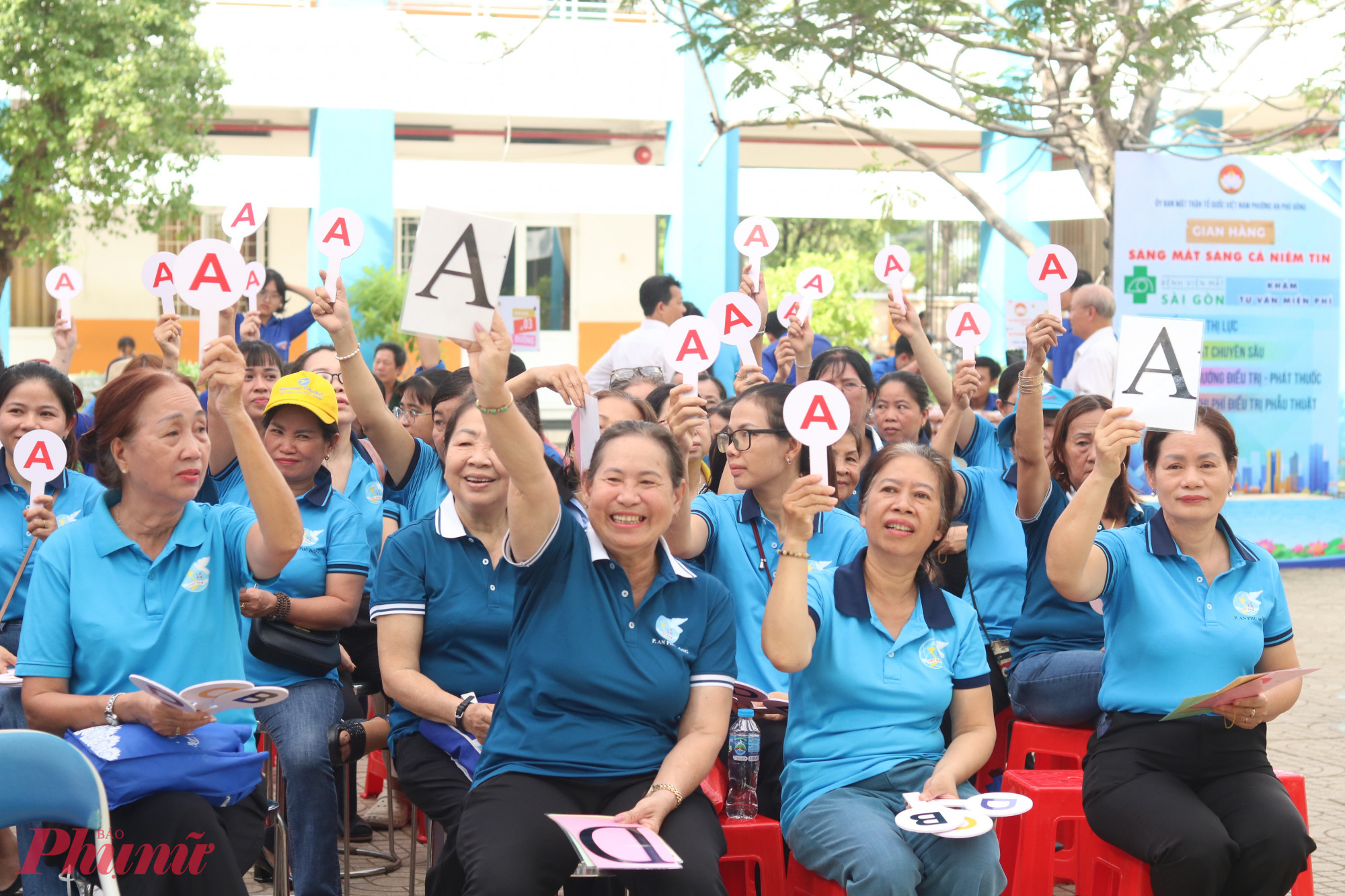 Chị em hào hứng tham gia thi tìm hiểu các nội dung 3T - Ảnh: Mẫn Nhi 