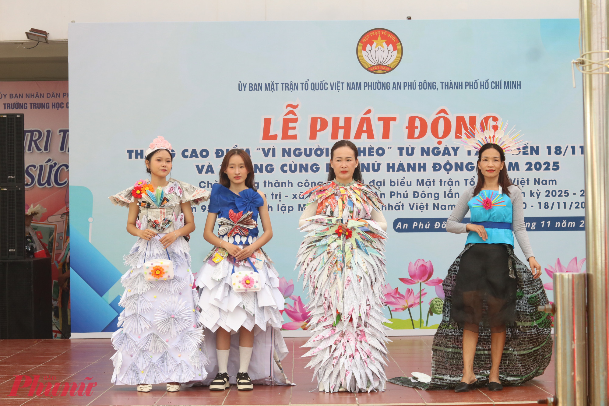 Các chị em trình diễn trang phục làm từ vật liệu tái chế - Ảnh: Mẫn Nhi