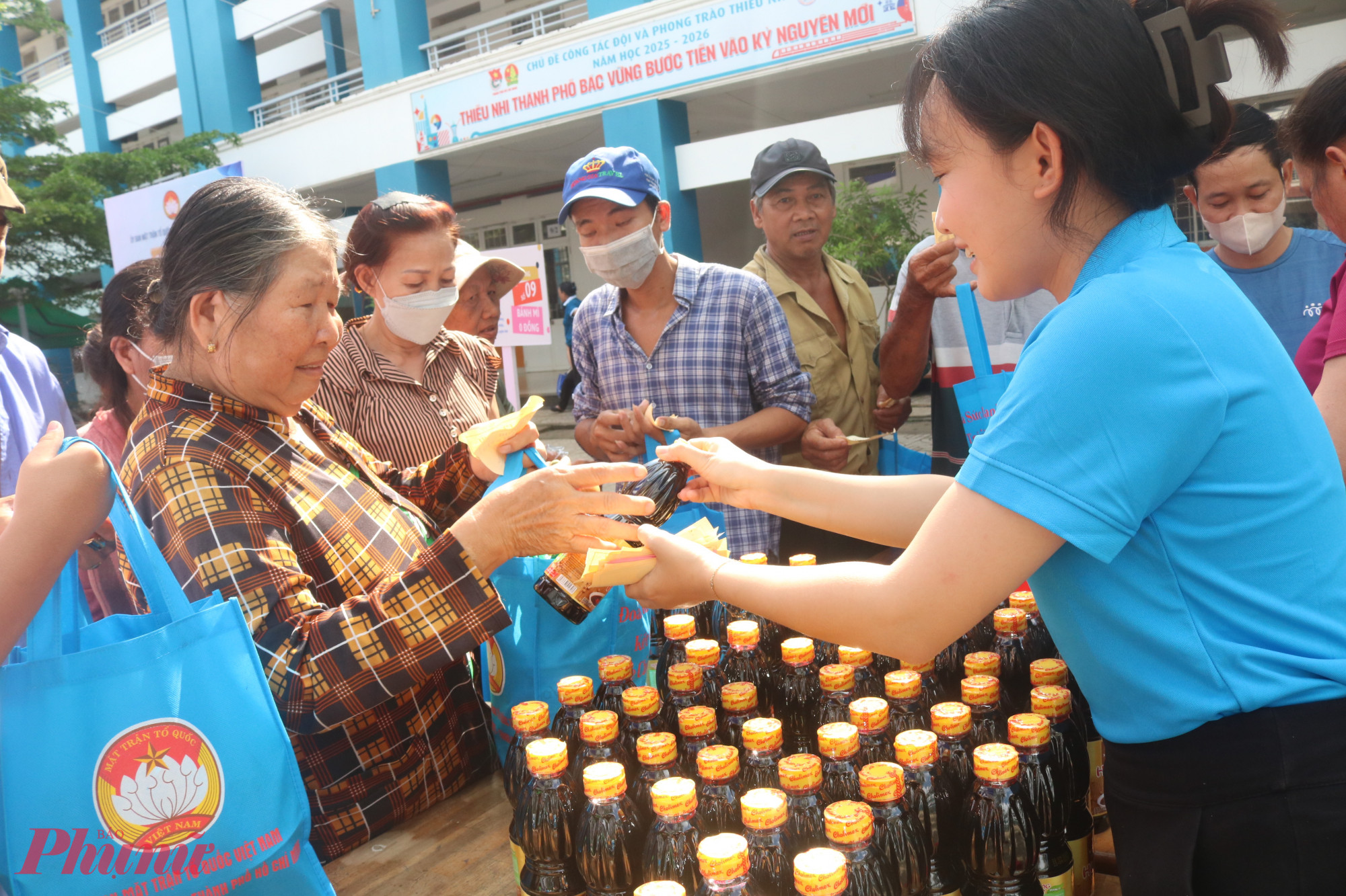Gian hàng 0 đồng phục vụ người dân - Ảnh: Mẫn Nhi