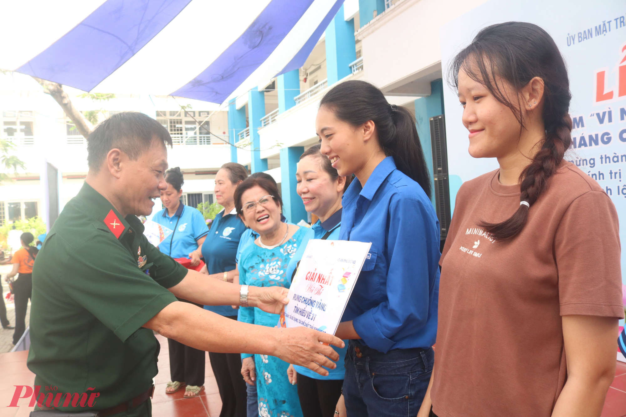 Ban tổ chức trao giải các hội thi - Ảnh: Mẫn Nhi