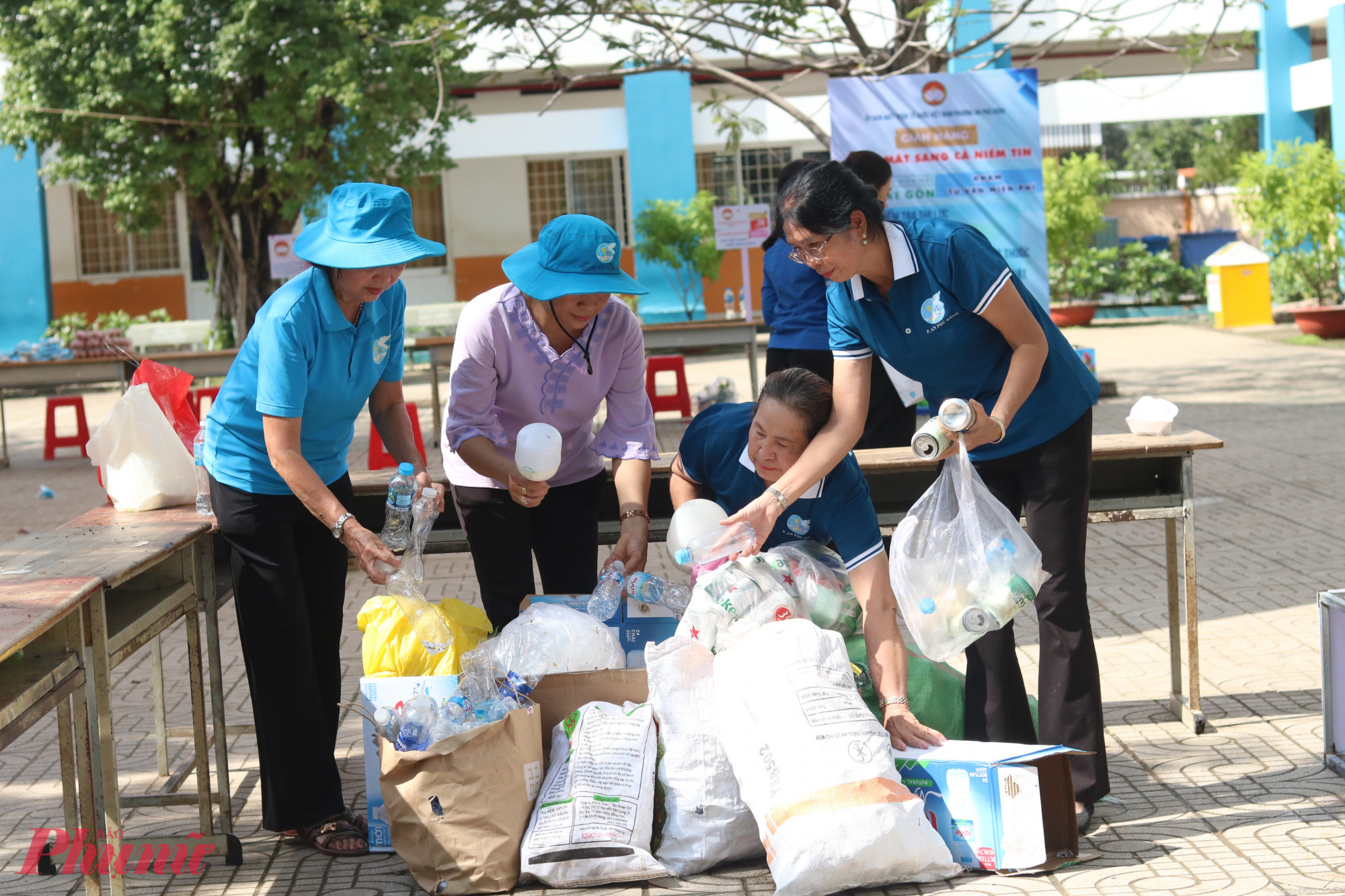 Các dì, các chị thu gom, phân loại rác do mọi người mang đến đổi - ảnh: Mẫn Nhi